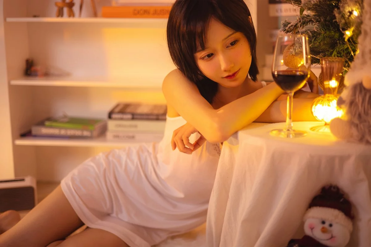 萌系小姐姐木绵绵OwO红酒好喝主题私房性感白色蕾丝吊带睡衣迷人诱惑写真28P