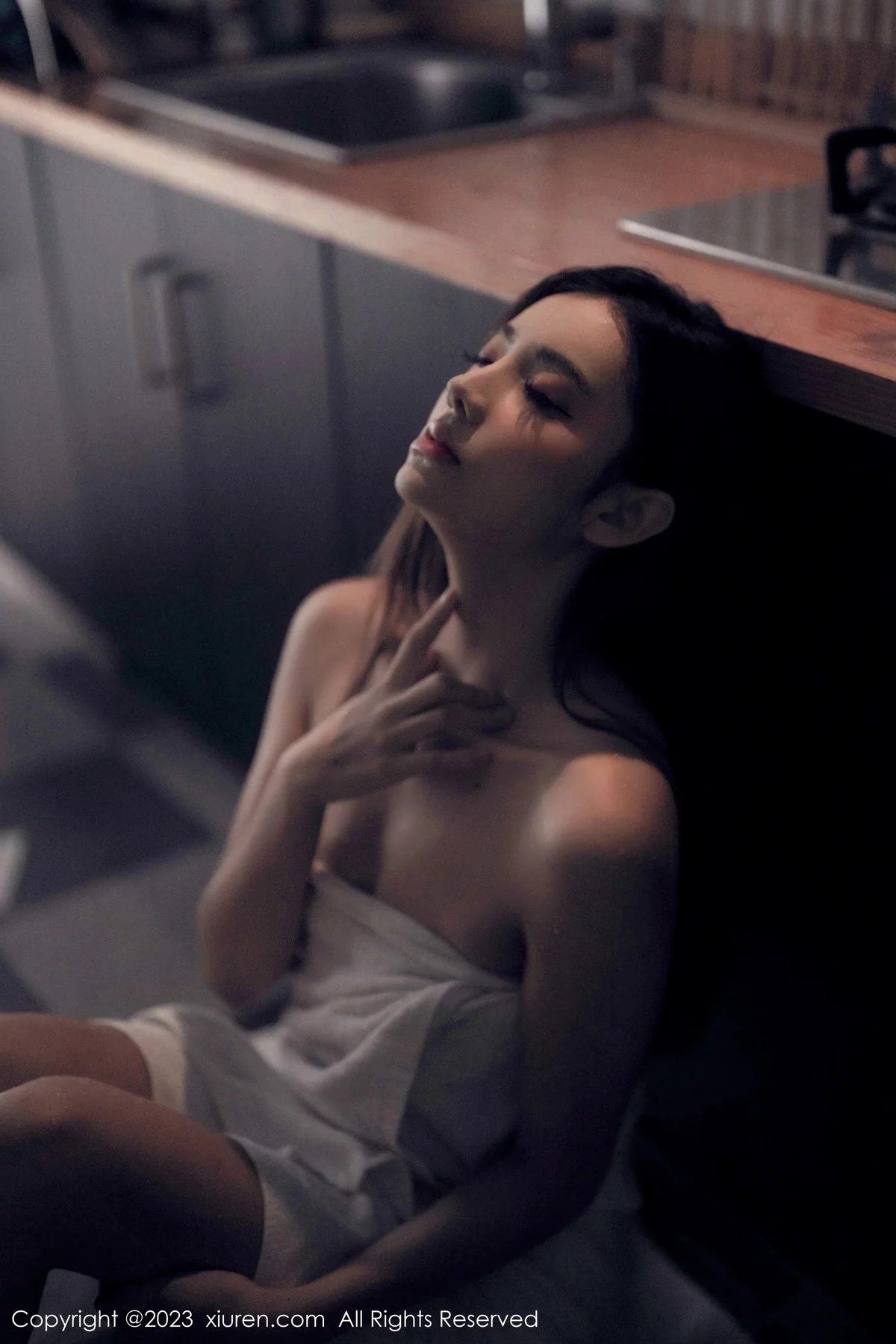 XiuRen第6437期_模特加朵babe私房性感粉色露肩连衣裙真空秀魔鬼身材诱惑写真105P