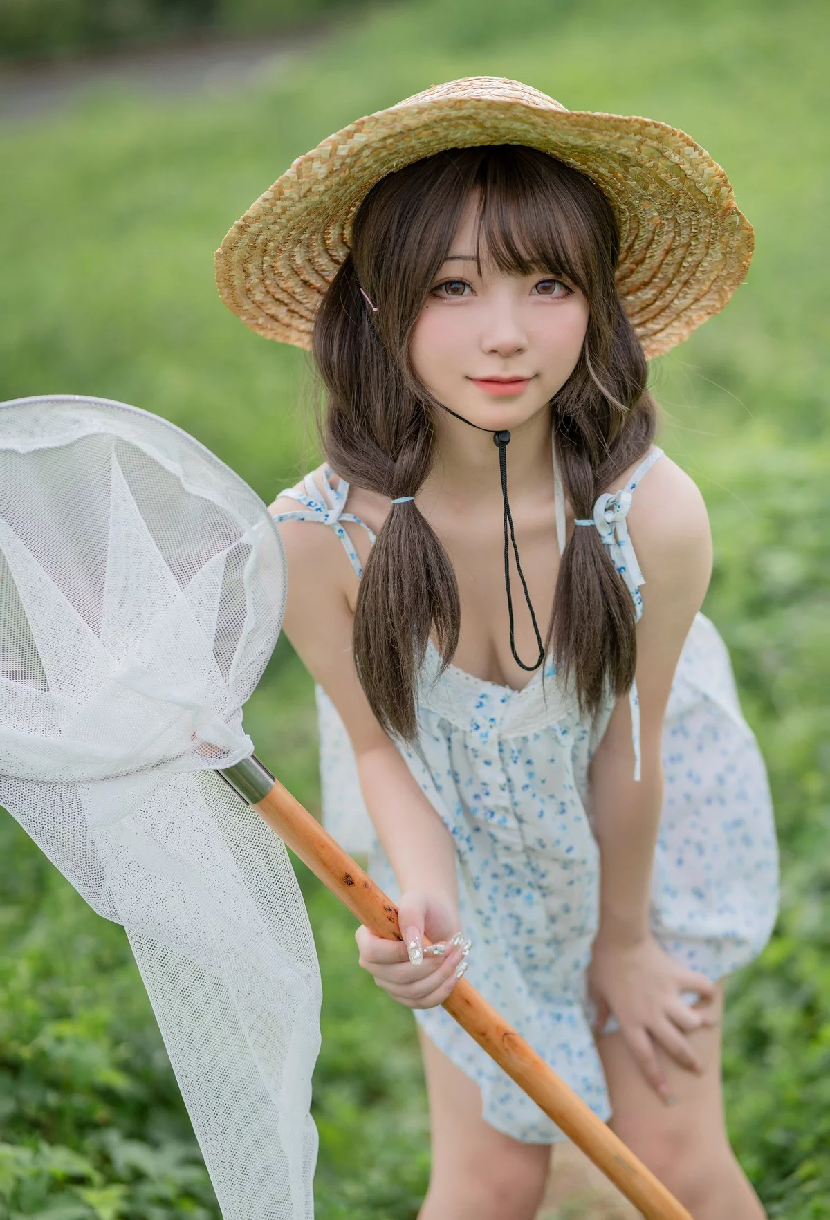 网络美女花铃田野间主题户外草帽美少女性感吊带露三点式内衣甜美迷人写真39P