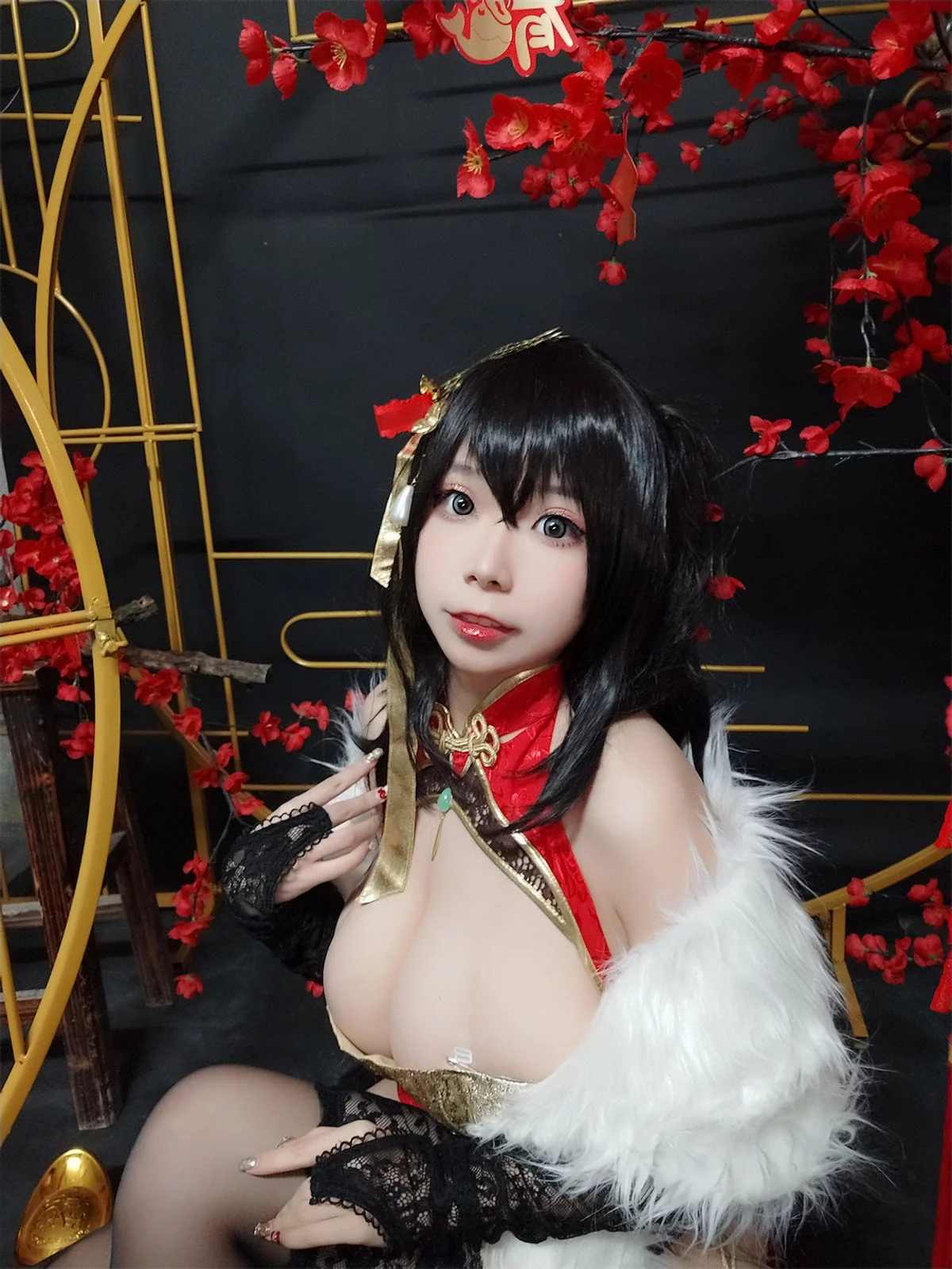 网络美女无颜小天使wy大凤红旗袍主题开胸旗袍配黑丝吊袜秀丰满身材诱惑写真58P