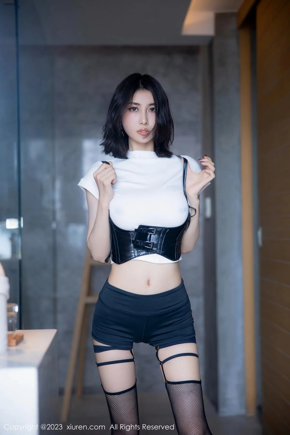 XiuRen第6443期_新人模特Lingyu69白色短款衣配黑短裤半脱秀惹火身材诱惑写真85P