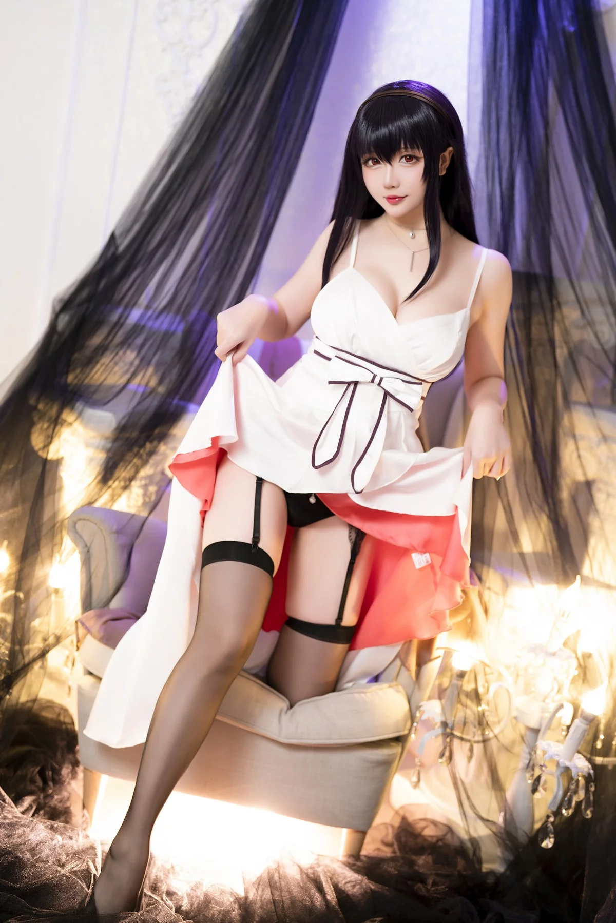 Coser小姐姐星之迟迟霞之丘诗羽主题脱白色吊带裙露黑色内衣配黑丝吊袜诱惑写真51P