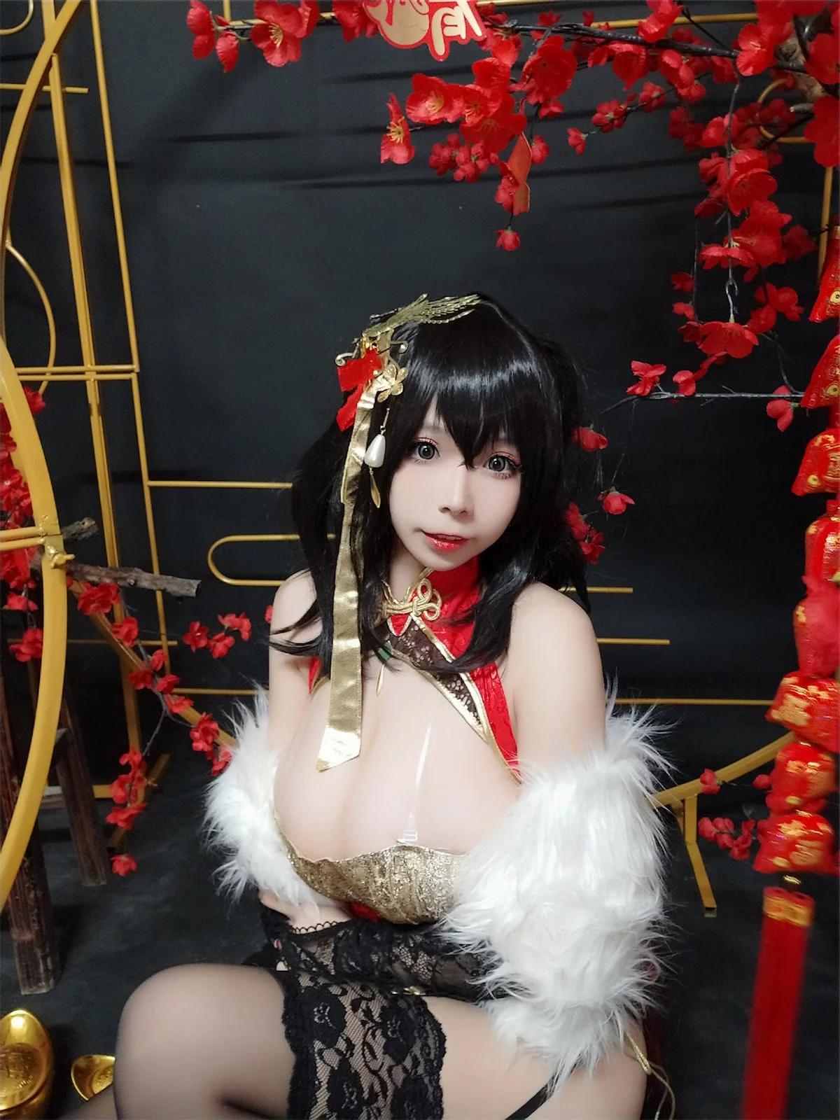 网络美女无颜小天使wy大凤红旗袍主题开胸旗袍配黑丝吊袜秀丰满身材诱惑写真58P