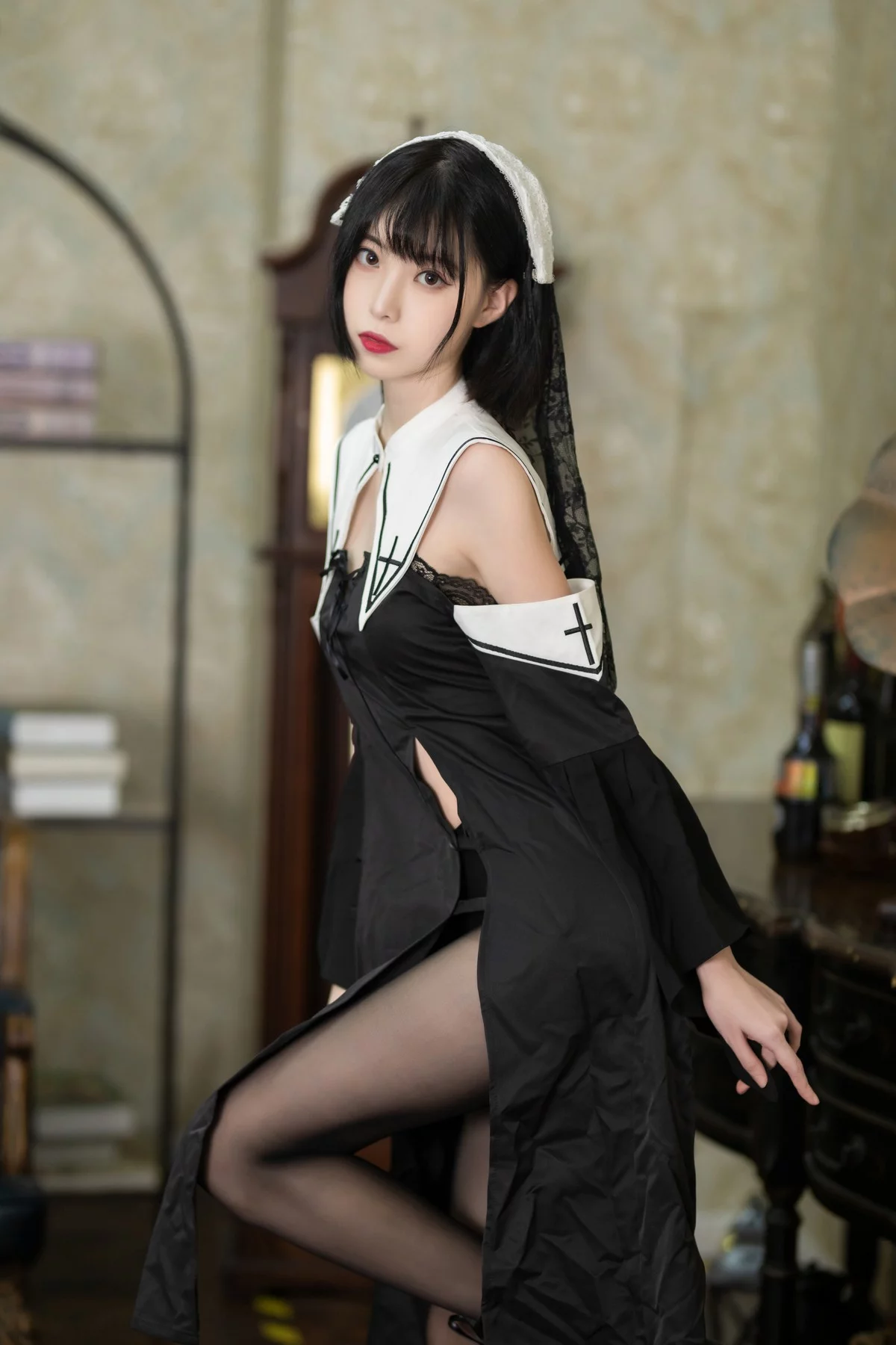 网络美女许岚暗黑修女主题私房性感黑色修女服饰配超薄黑丝秀翘臀美腿诱惑写真40P