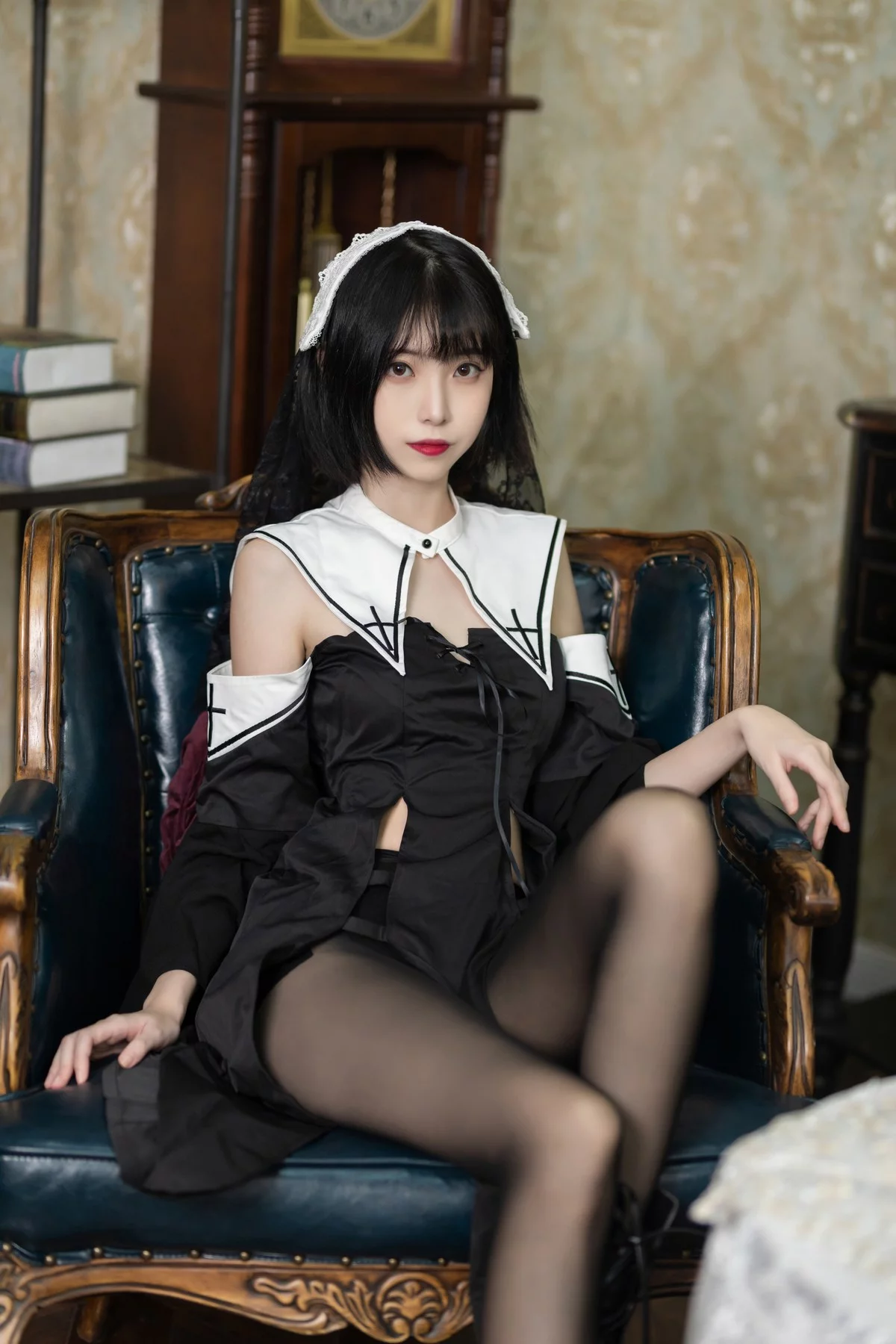 网络美女许岚暗黑修女主题私房性感黑色修女服饰配超薄黑丝秀翘臀美腿诱惑写真40P
