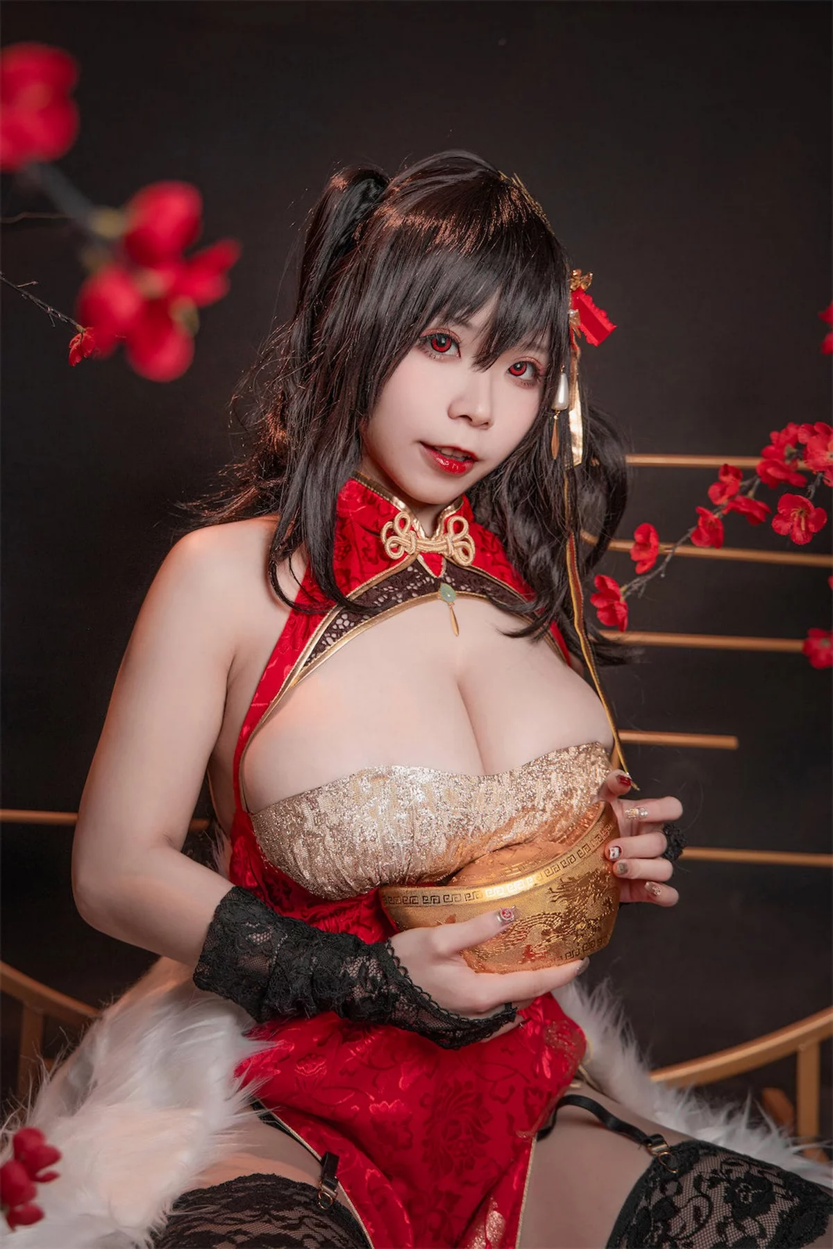 网络美女无颜小天使wy大凤红旗袍主题开胸旗袍配黑丝吊袜秀丰满身材诱惑写真58P