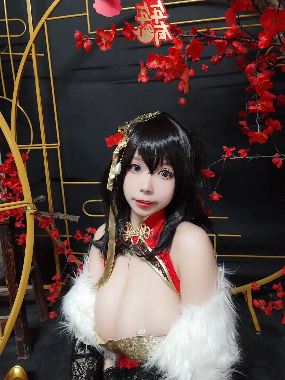 网络美女无颜小天使wy大凤红旗袍主题开胸旗袍配黑丝吊袜秀丰满身材诱惑写真58P