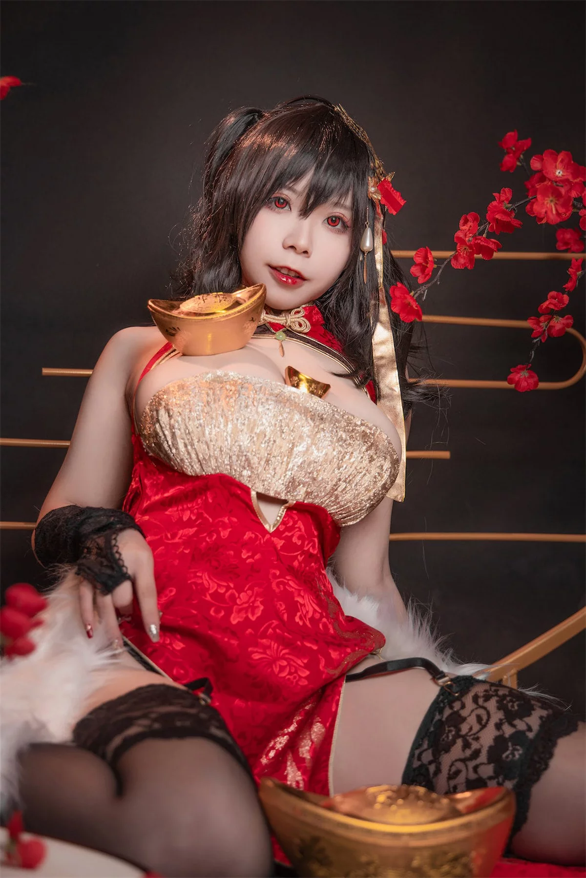 网络美女无颜小天使wy大凤红旗袍主题开胸旗袍配黑丝吊袜秀丰满身材诱惑写真58P