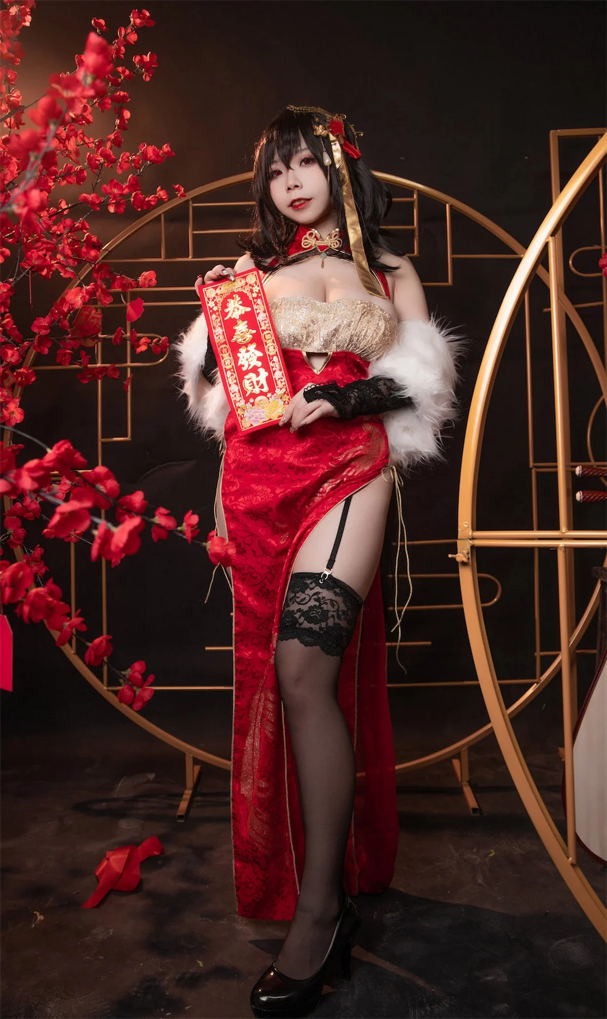 网络美女无颜小天使wy大凤红旗袍主题开胸旗袍配黑丝吊袜秀丰满身材诱惑写真58P