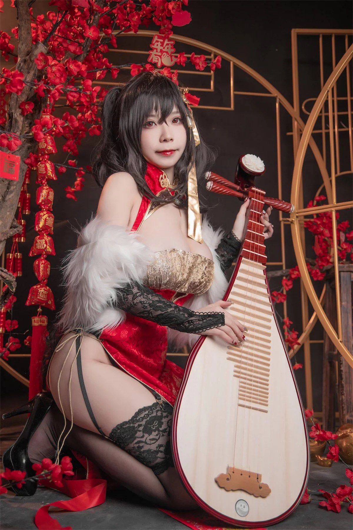 网络美女无颜小天使wy大凤红旗袍主题开胸旗袍配黑丝吊袜秀丰满身材诱惑写真58P
