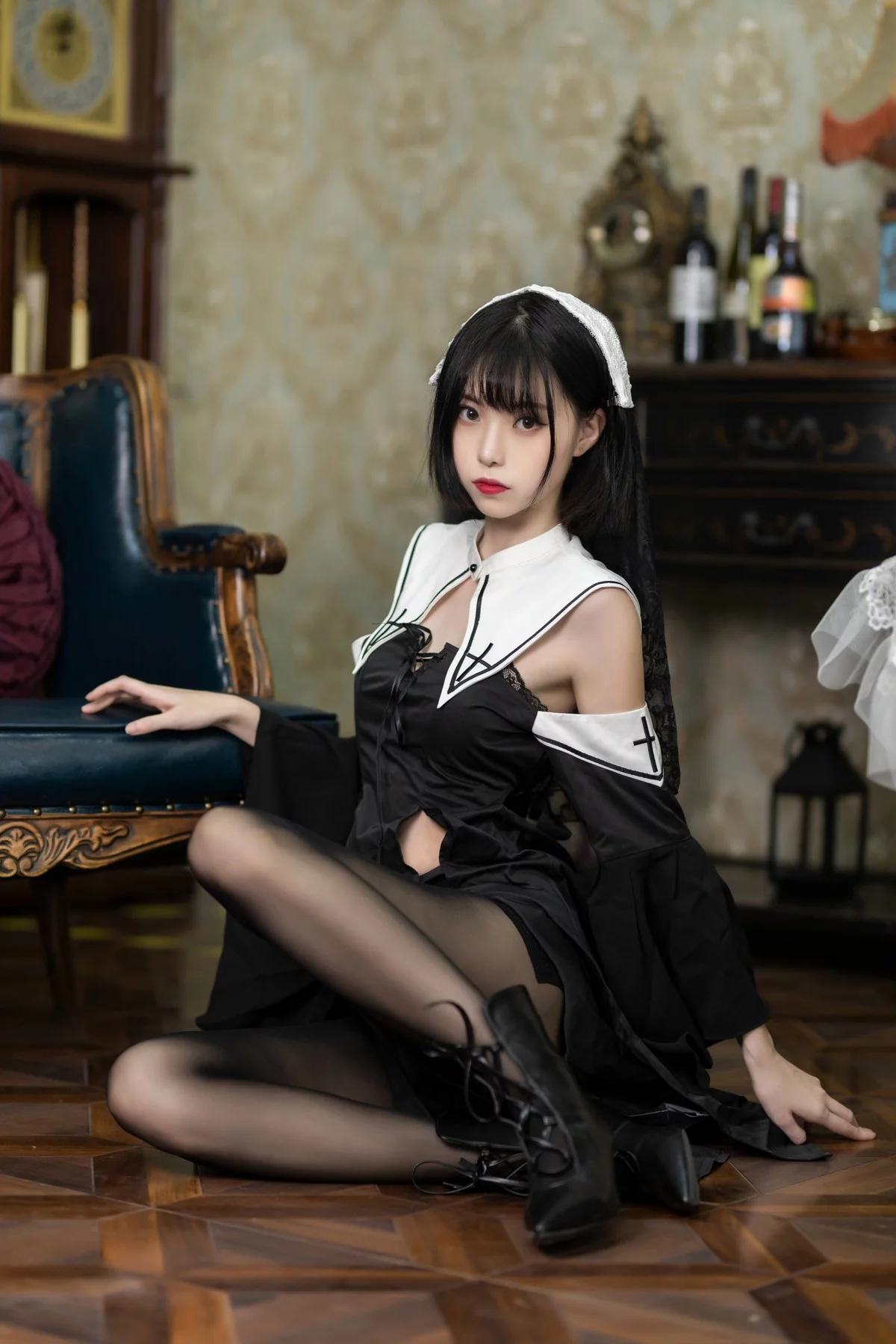 网络美女许岚暗黑修女主题私房性感黑色修女服饰配超薄黑丝秀翘臀美腿诱惑写真40P