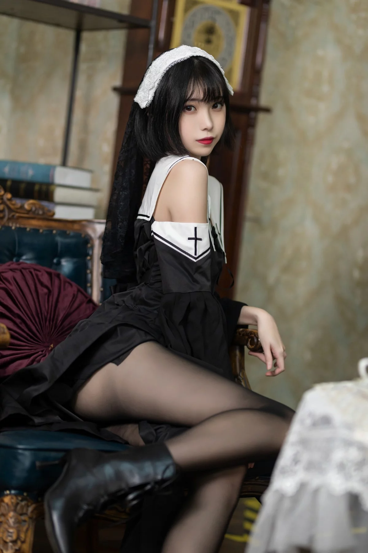 网络美女许岚暗黑修女主题私房性感黑色修女服饰配超薄黑丝秀翘臀美腿诱惑写真40P