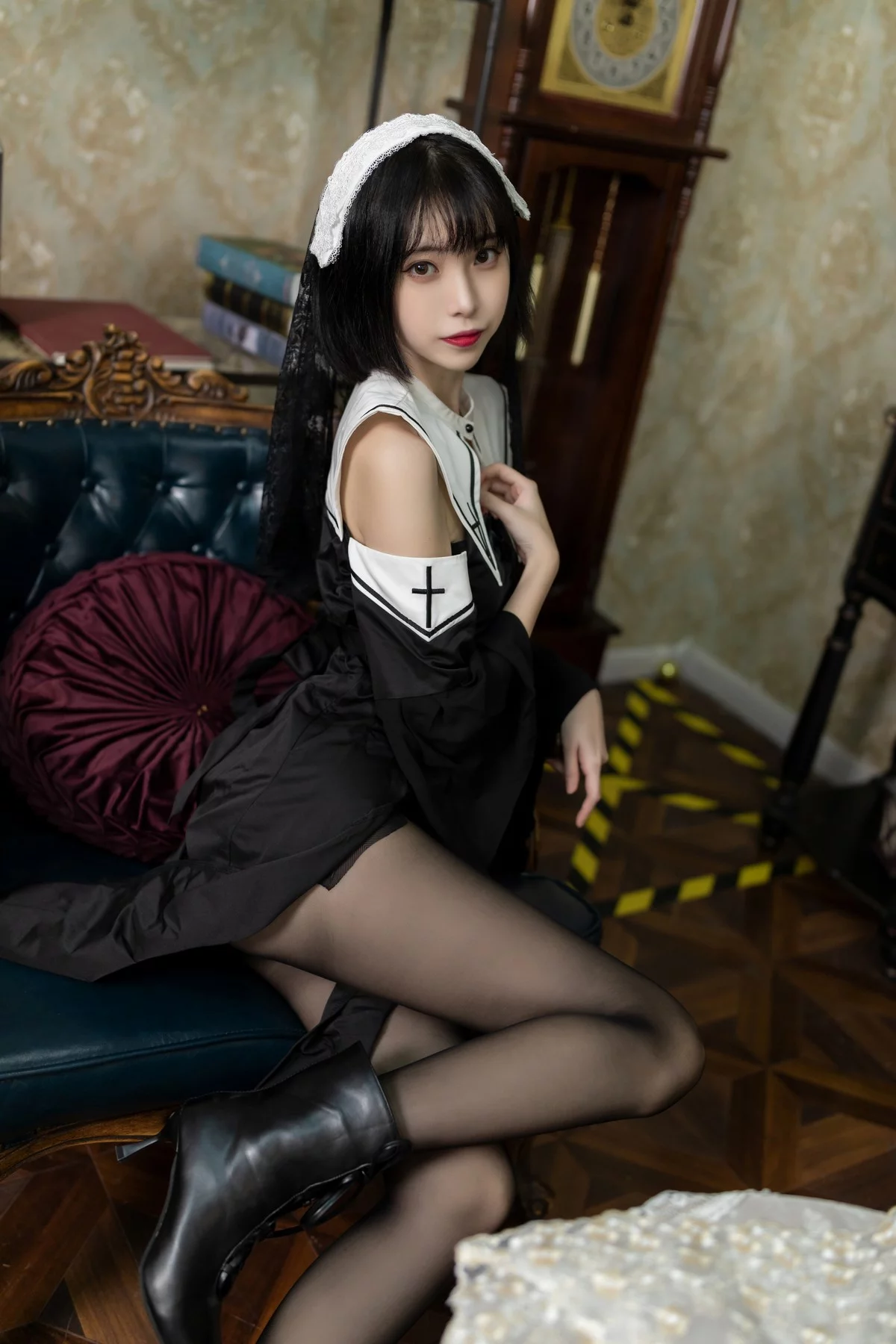 网络美女许岚暗黑修女主题私房性感黑色修女服饰配超薄黑丝秀翘臀美腿诱惑写真40P