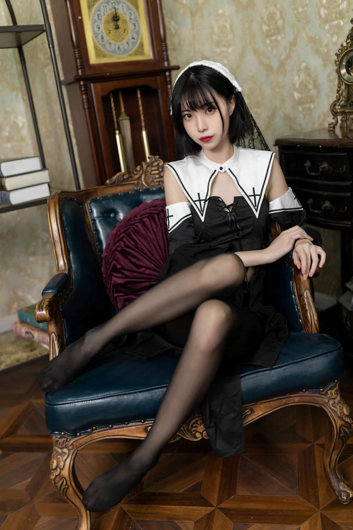 网络美女许岚暗黑修女主题私房性感黑色修女服饰配超薄黑丝秀翘臀美腿诱惑写真40P