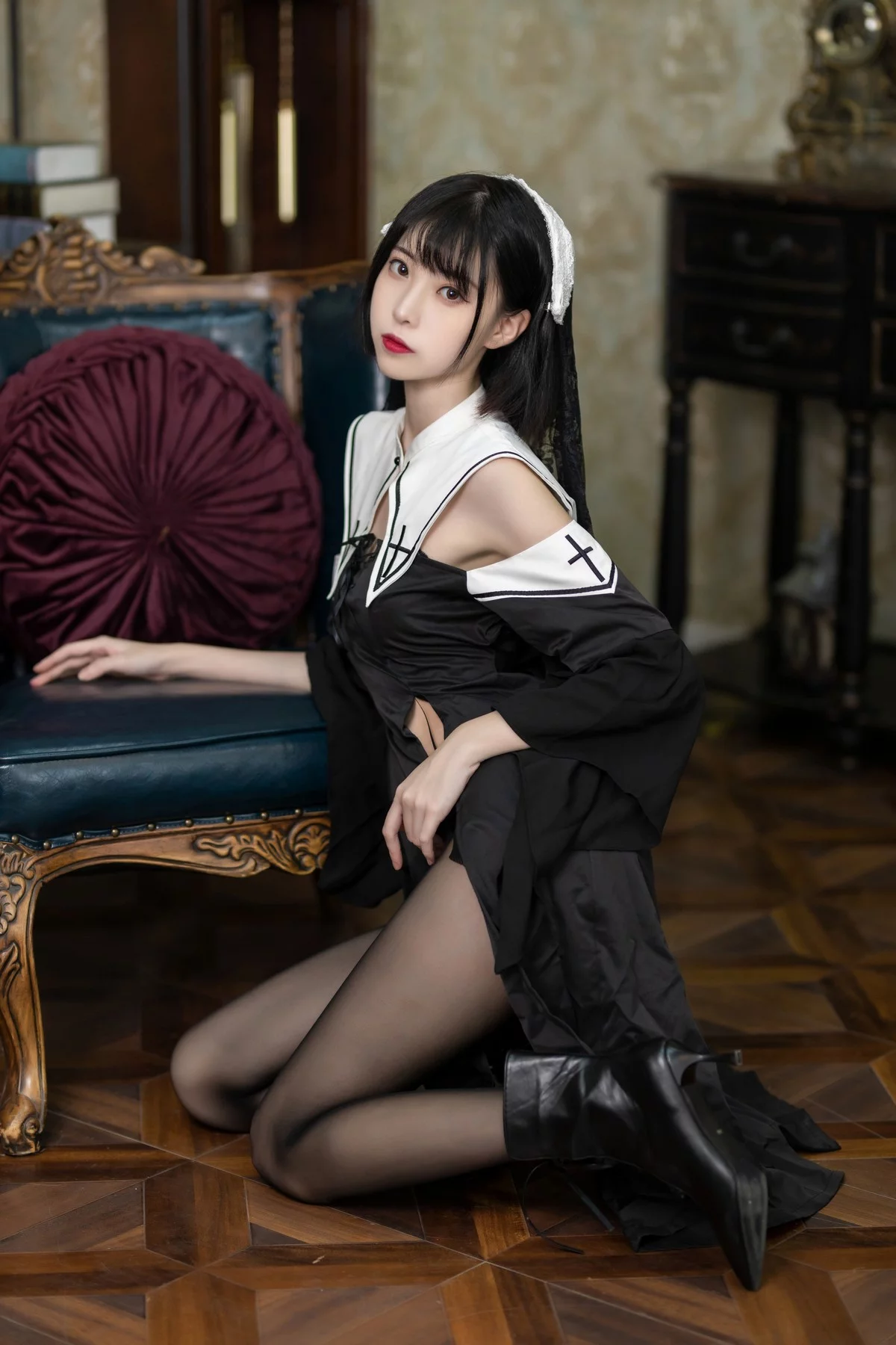 网络美女许岚暗黑修女主题私房性感黑色修女服饰配超薄黑丝秀翘臀美腿诱惑写真40P