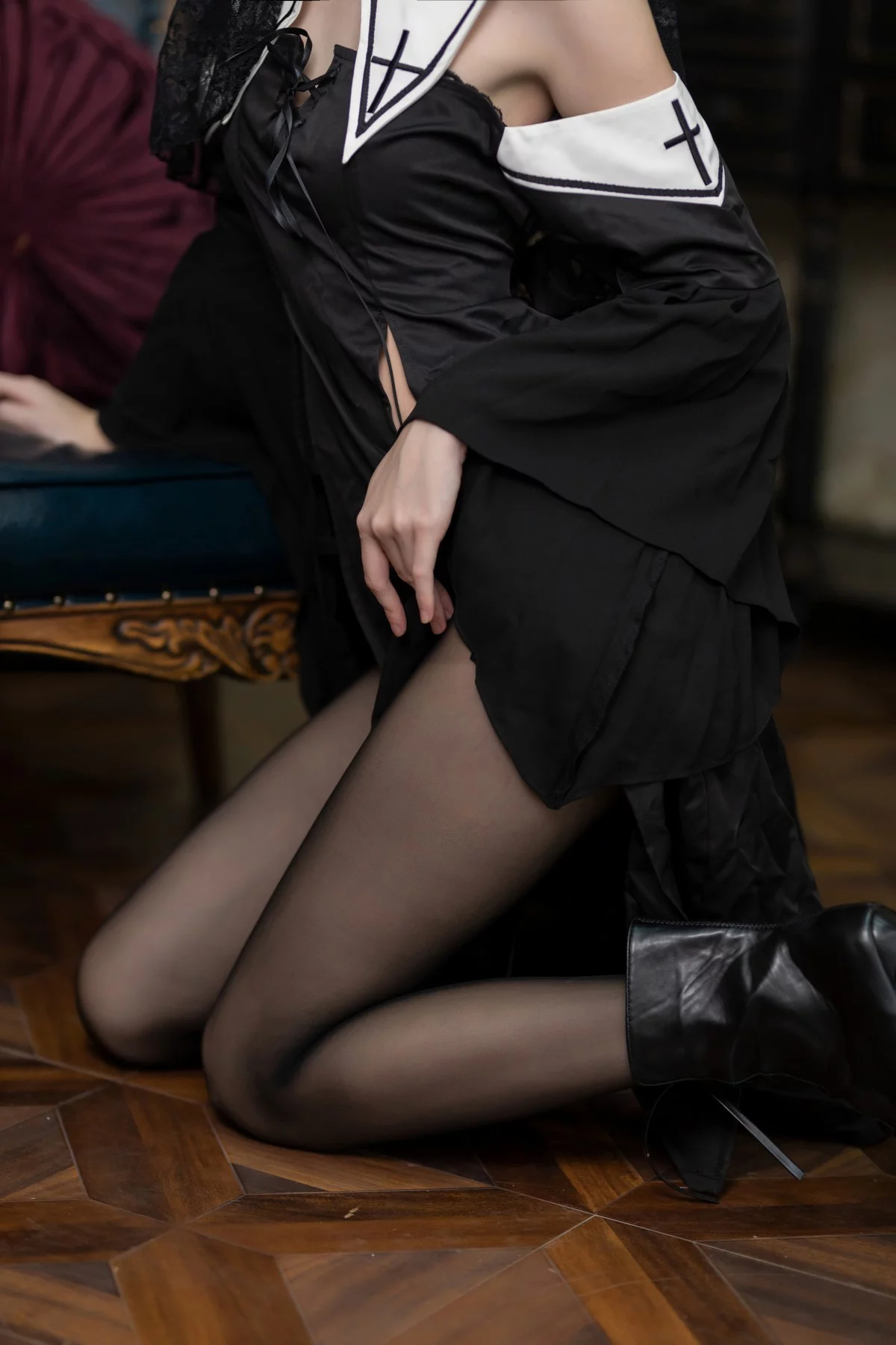 网络美女许岚暗黑修女主题私房性感黑色修女服饰配超薄黑丝秀翘臀美腿诱惑写真40P