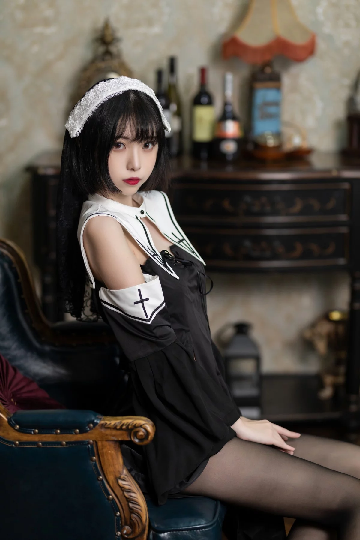 网络美女许岚暗黑修女主题私房性感黑色修女服饰配超薄黑丝秀翘臀美腿诱惑写真40P