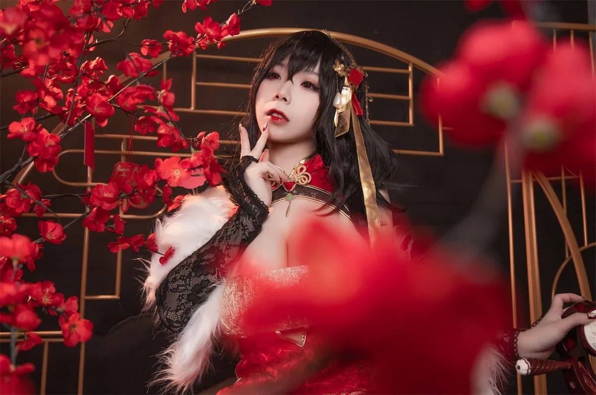 网络美女无颜小天使wy大凤红旗袍主题开胸旗袍配黑丝吊袜秀丰满身材诱惑写真58P