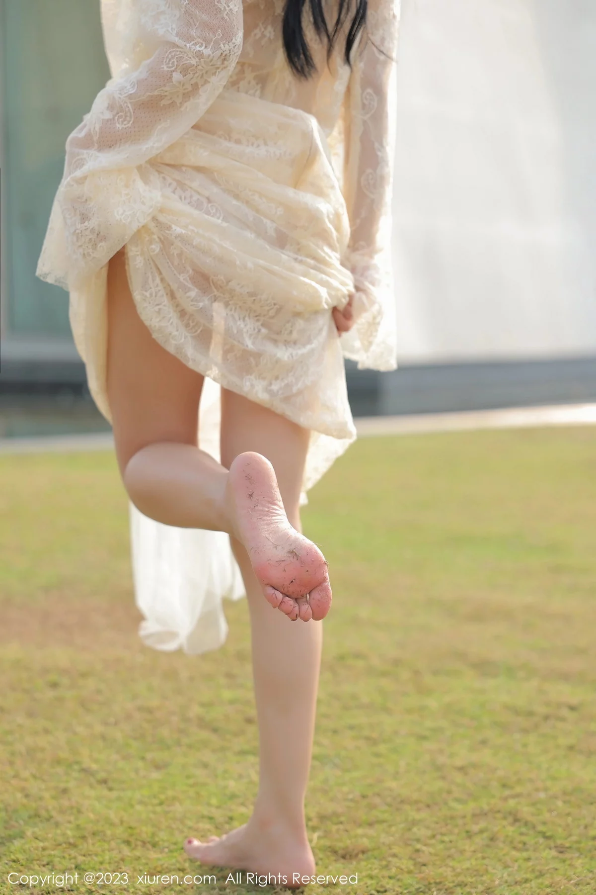 XiuRen第6303期_模特尹甜甜海南旅拍性感白色蕾丝婚纱透视秀完美身材诱惑写真54P