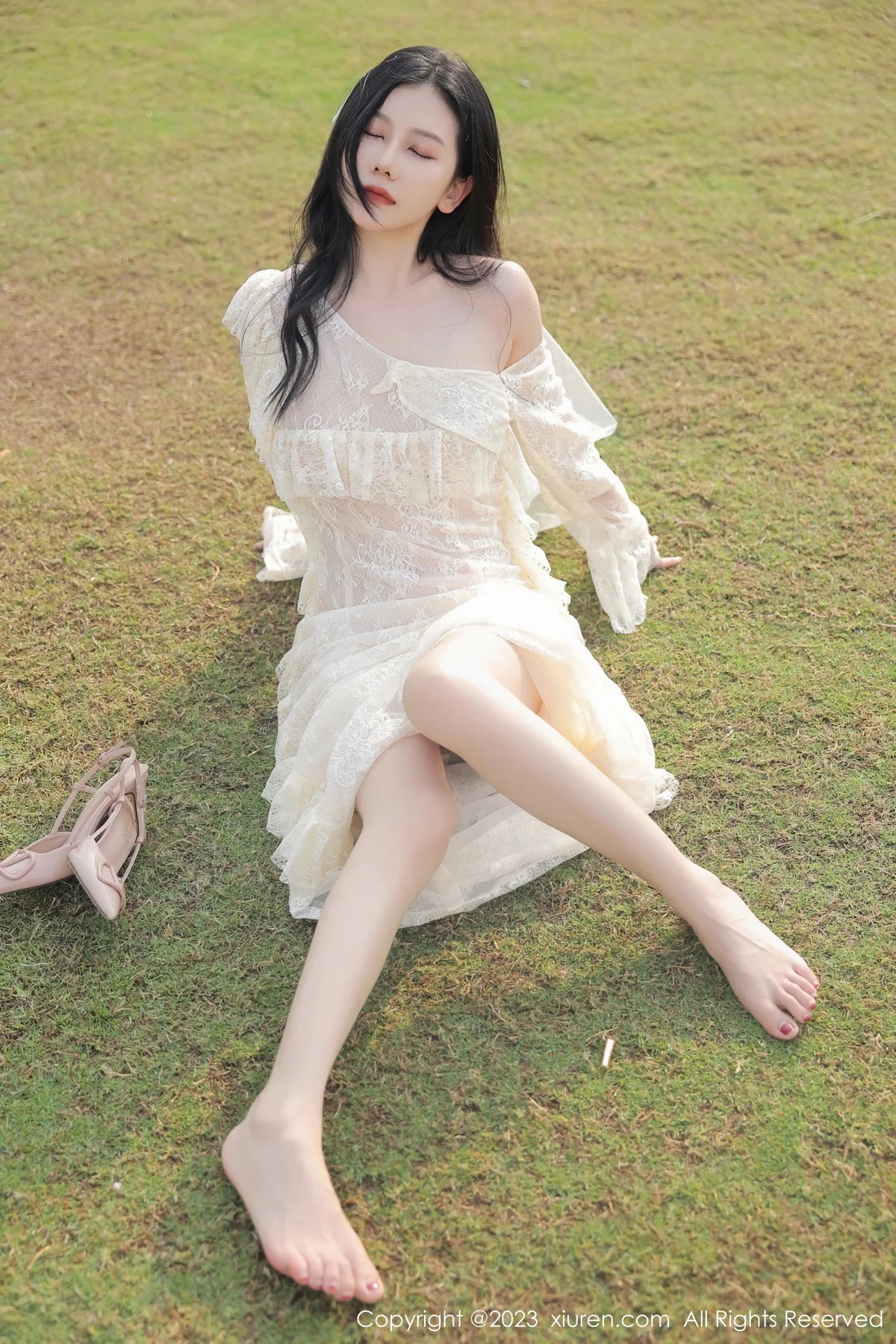 XiuRen第6303期_模特尹甜甜海南旅拍性感白色蕾丝婚纱透视秀完美身材诱惑写真54P