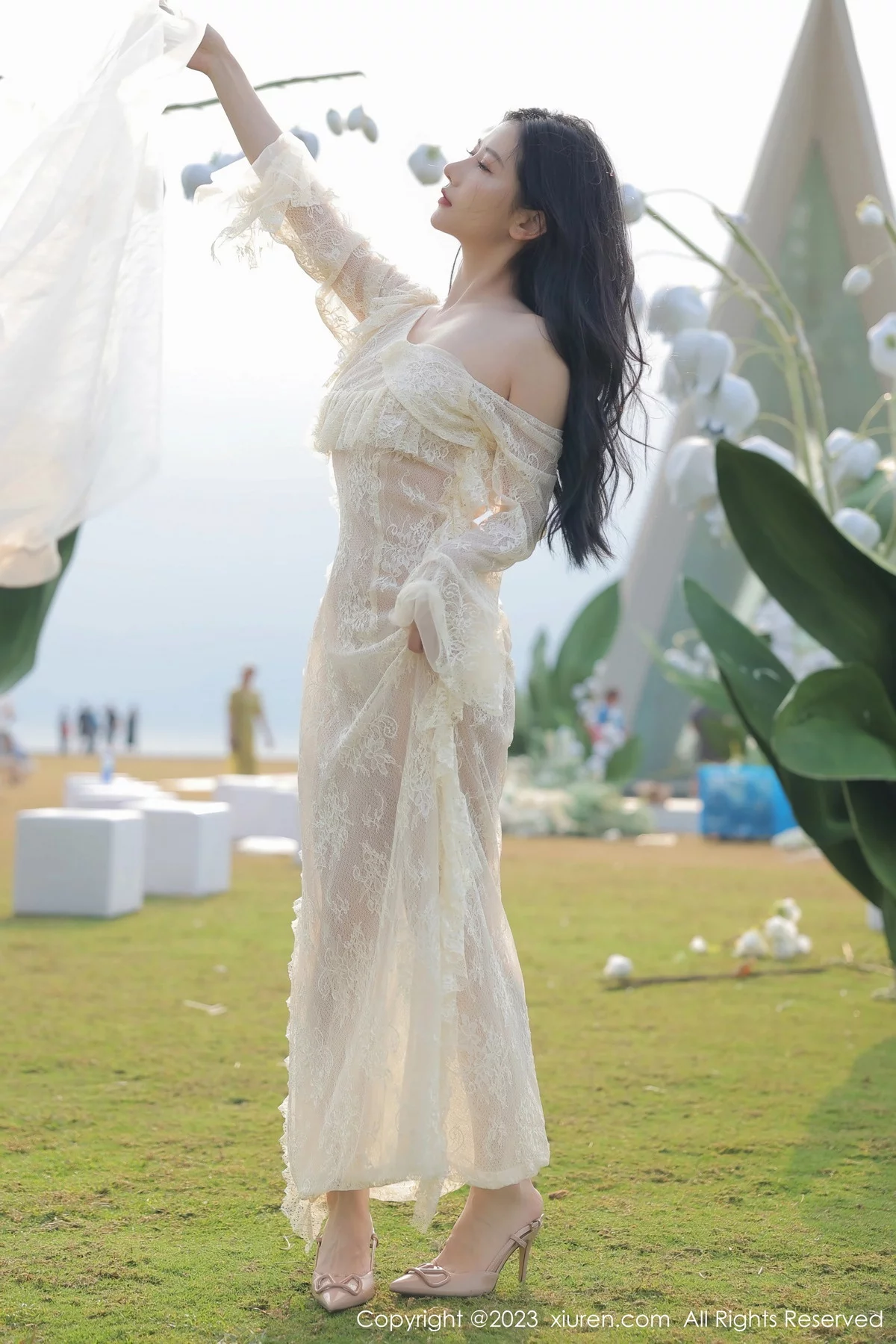 XiuRen第6303期_模特尹甜甜海南旅拍性感白色蕾丝婚纱透视秀完美身材诱惑写真54P