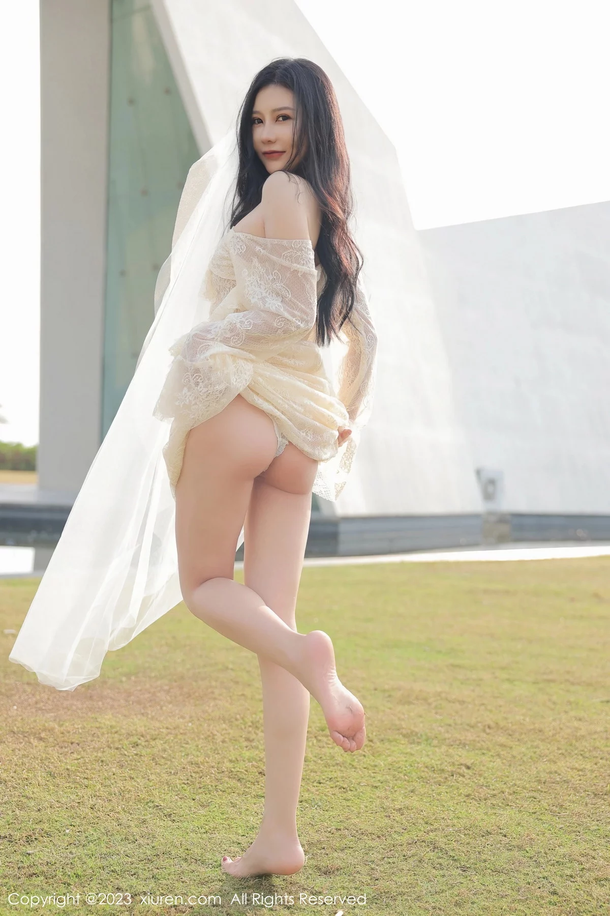 XiuRen第6303期_模特尹甜甜海南旅拍性感白色蕾丝婚纱透视秀完美身材诱惑写真54P