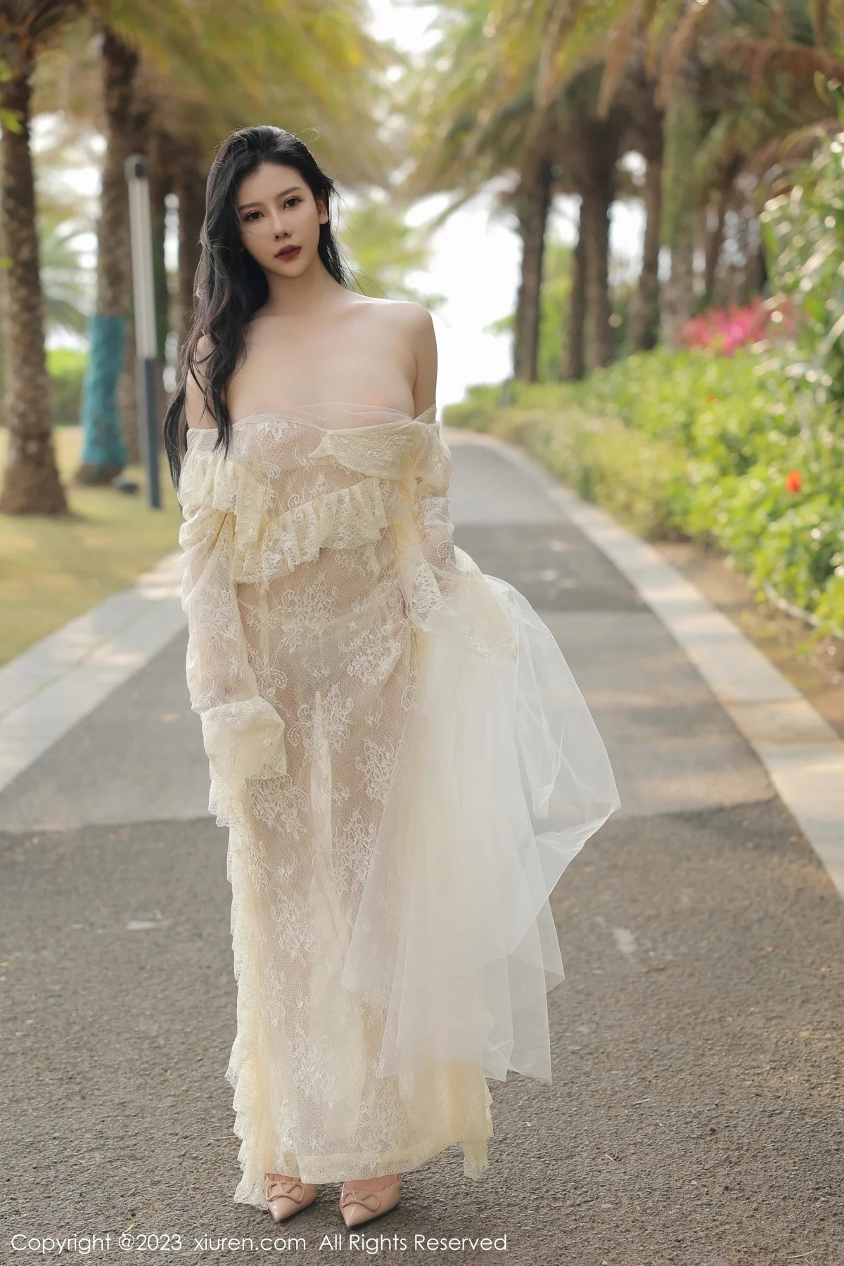 XiuRen第6303期_模特尹甜甜海南旅拍性感白色蕾丝婚纱透视秀完美身材诱惑写真54P