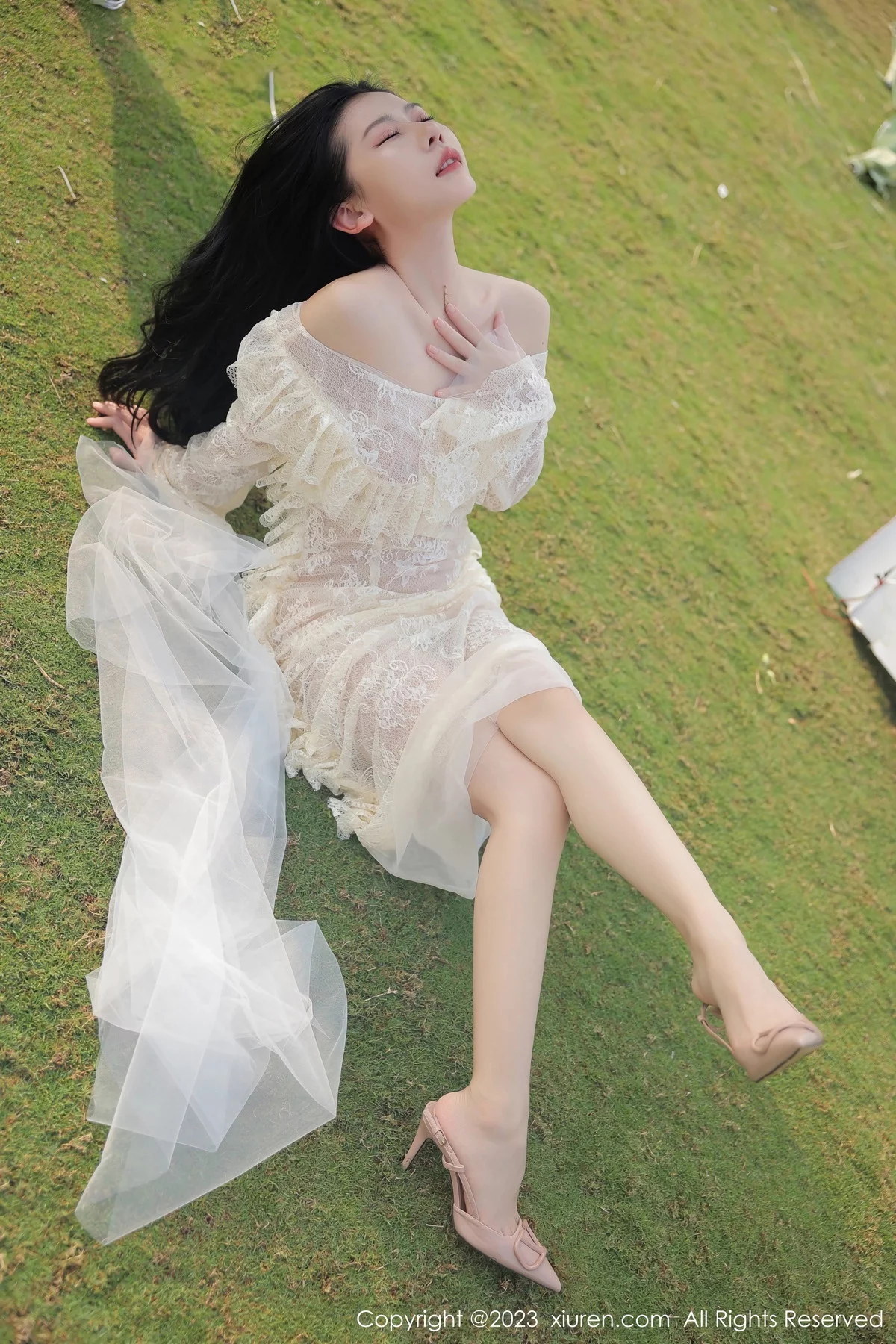 XiuRen第6303期_模特尹甜甜海南旅拍性感白色蕾丝婚纱透视秀完美身材诱惑写真54P