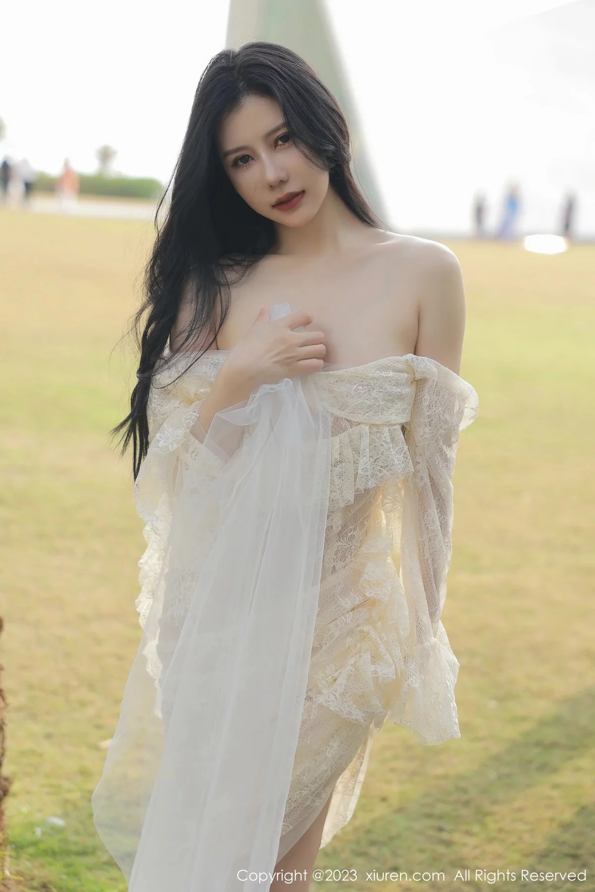 XiuRen第6303期_模特尹甜甜海南旅拍性感白色蕾丝婚纱透视秀完美身材诱惑写真54P