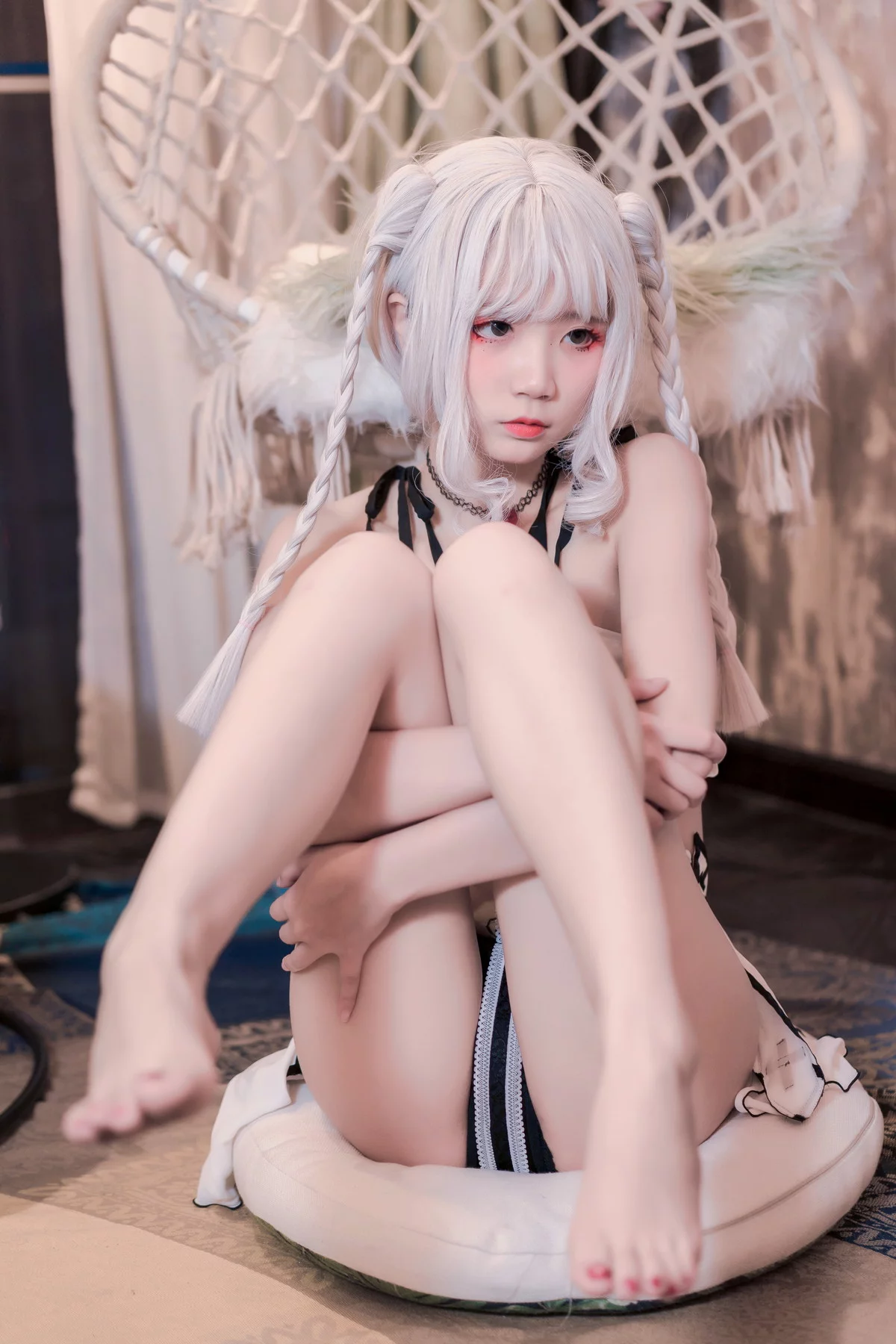 清纯少女五更百鬼圣女吊带黑丝主题私房性感黑色蕾丝内衣配魅惑黑丝迷人写真60P