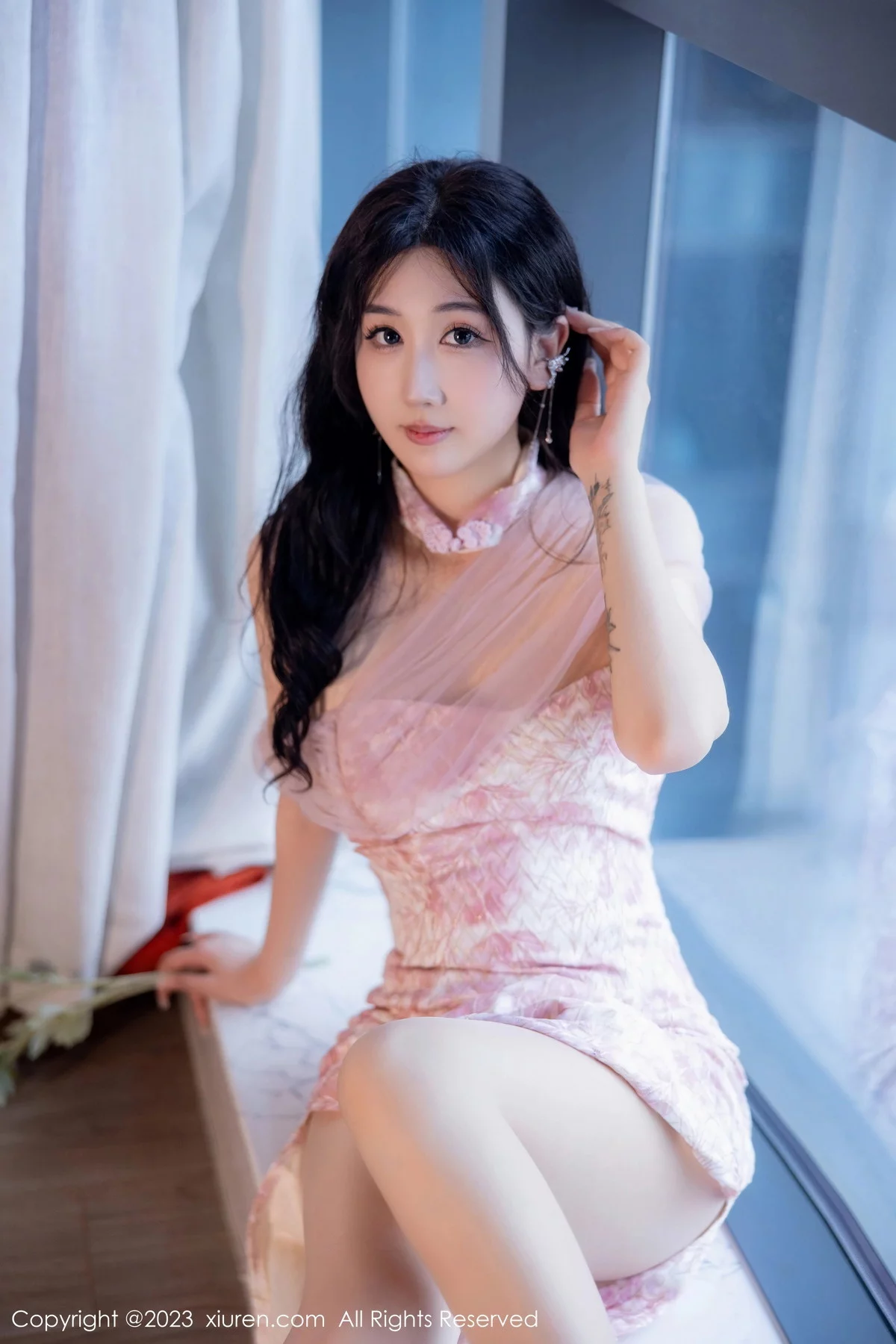 XiuRen第6313期_模特江真真性感粉色露肩连衣短裙配超薄无内肉丝惹火诱惑写真76P