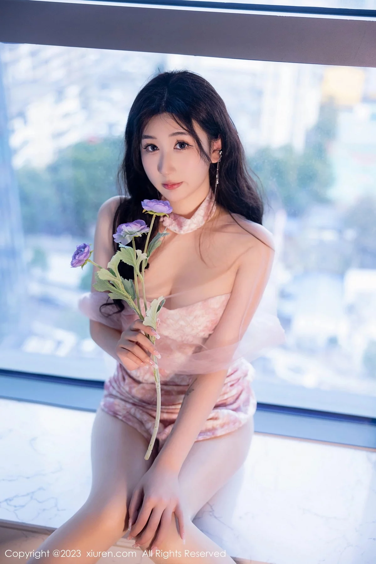 XiuRen第6313期_模特江真真性感粉色露肩连衣短裙配超薄无内肉丝惹火诱惑写真76P