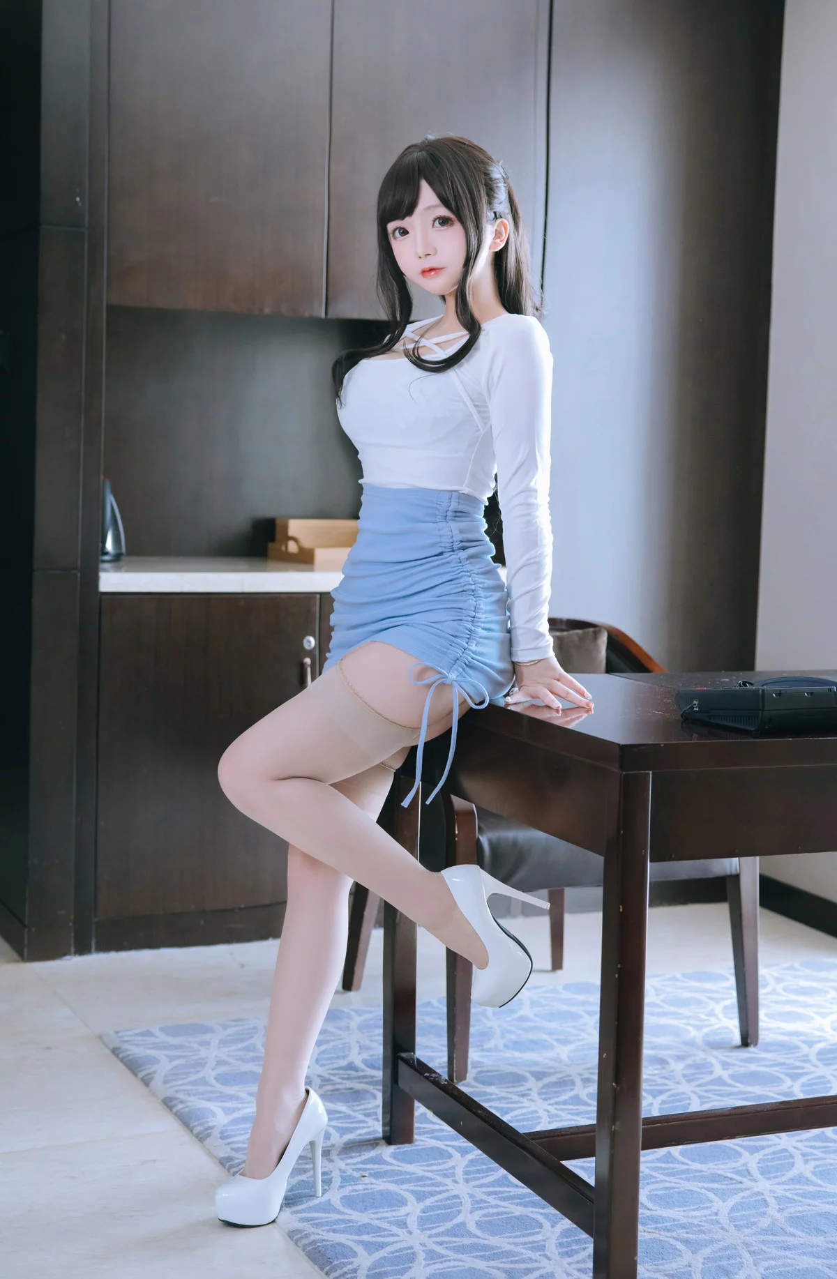 Cosplay美女日奈娇私人秘书主题性感白上衣配蓝短裙肉丝吊袜秀丰满身材诱惑写真105P