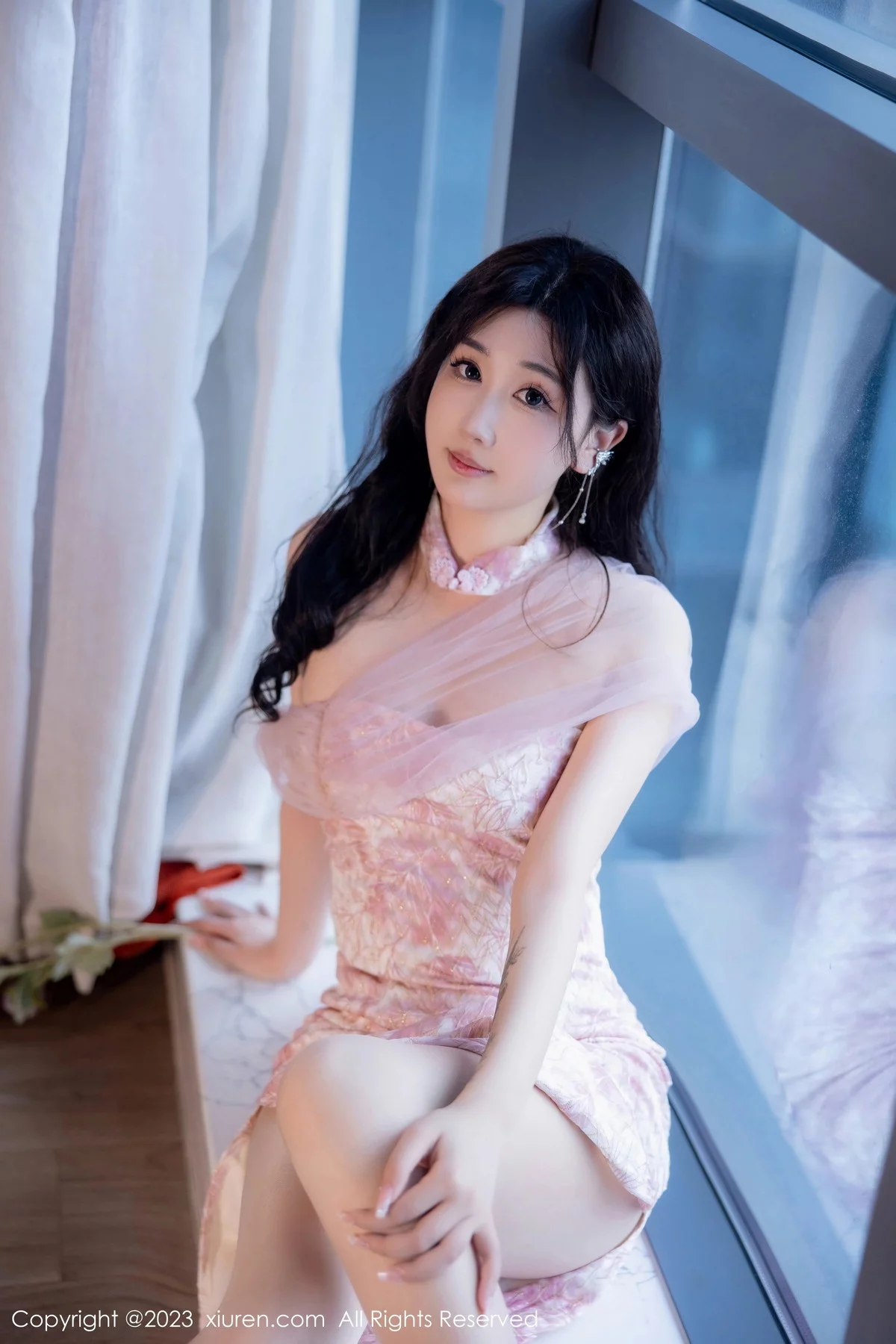 XiuRen第6313期_模特江真真性感粉色露肩连衣短裙配超薄无内肉丝惹火诱惑写真76P