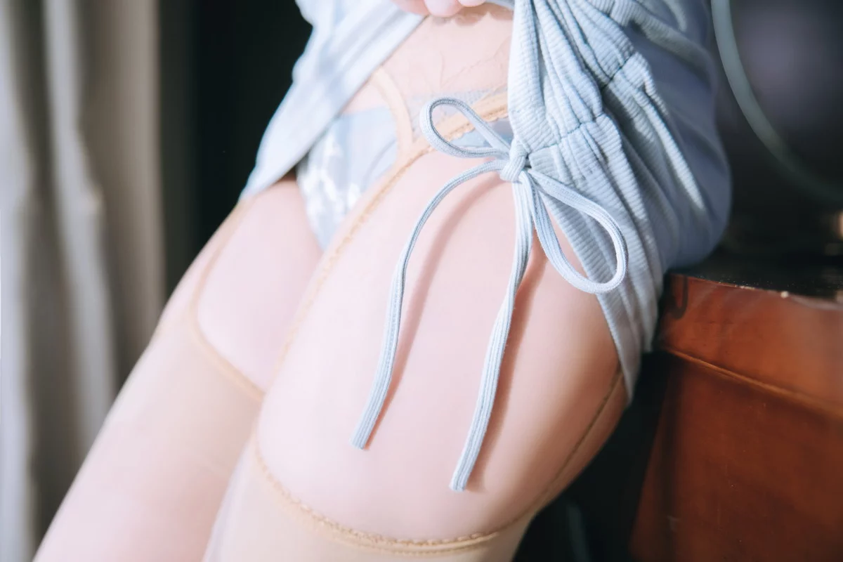 Cosplay美女日奈娇私人秘书主题性感白上衣配蓝短裙肉丝吊袜秀丰满身材诱惑写真105P