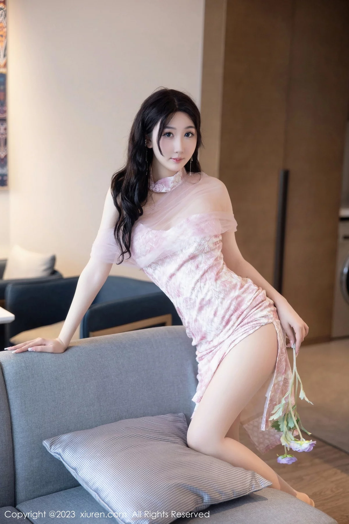 XiuRen第6313期_模特江真真性感粉色露肩连衣短裙配超薄无内肉丝惹火诱惑写真76P
