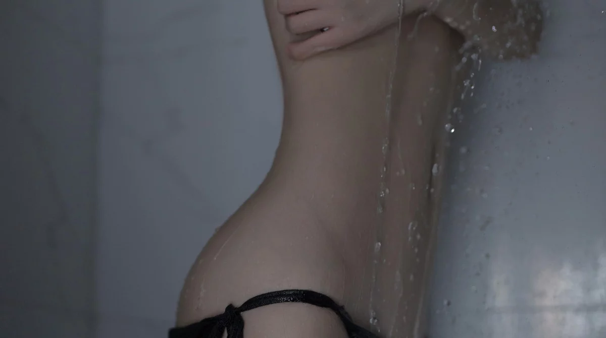 网络美女疯猫ss思绪之浴室主题私房浴室半脱露曼妙身姿湿身撩人诱惑写真30P