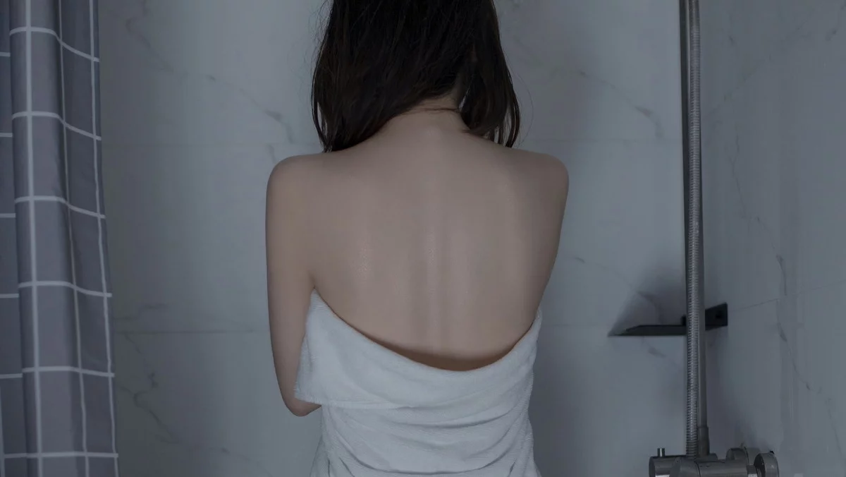 网络美女疯猫ss思绪之浴室主题私房浴室半脱露曼妙身姿湿身撩人诱惑写真30P