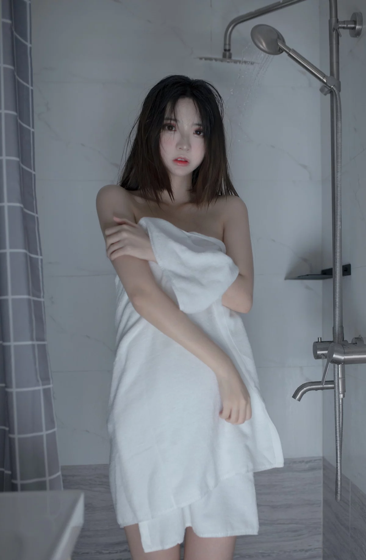 网络美女疯猫ss思绪之浴室主题私房浴室半脱露曼妙身姿湿身撩人诱惑写真30P