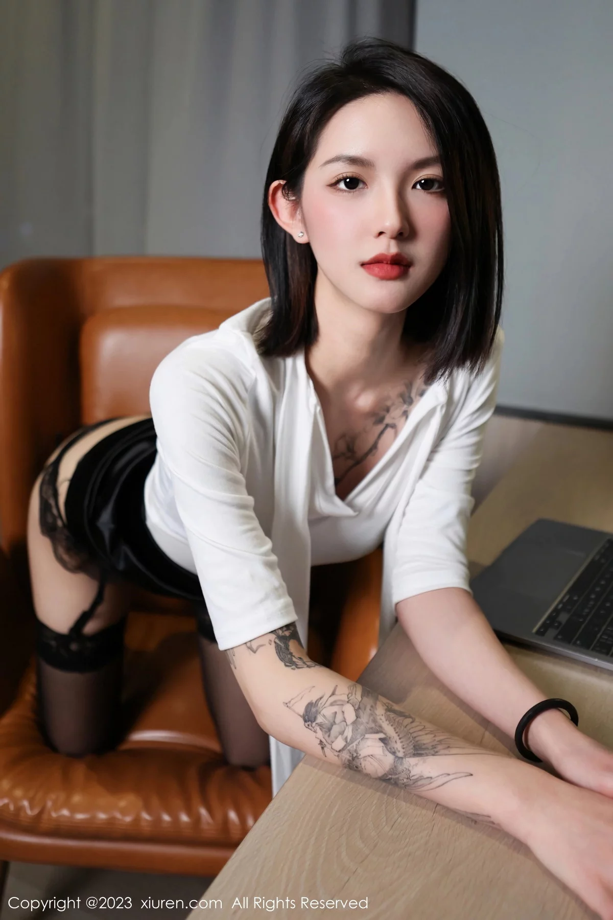 XiuRen第6316期_模特乔一一性感白T配黑短裙露黑色蕾丝内衣秀完美身材诱惑写真79P