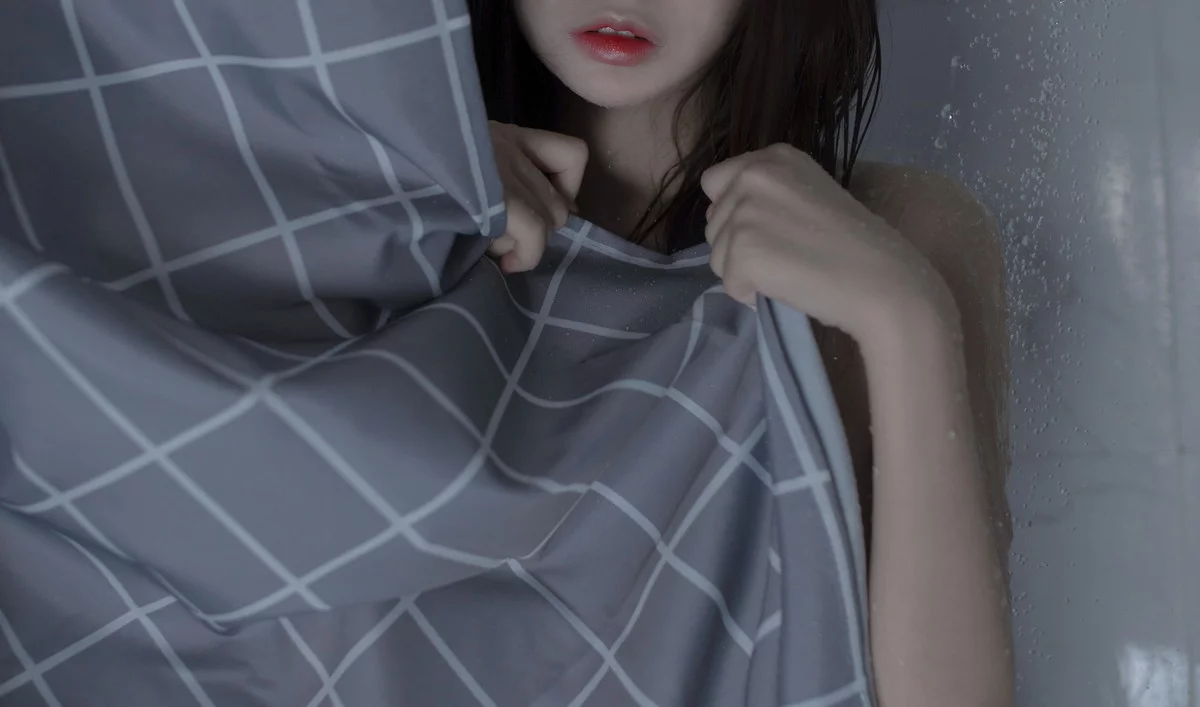网络美女疯猫ss思绪之浴室主题私房浴室半脱露曼妙身姿湿身撩人诱惑写真30P