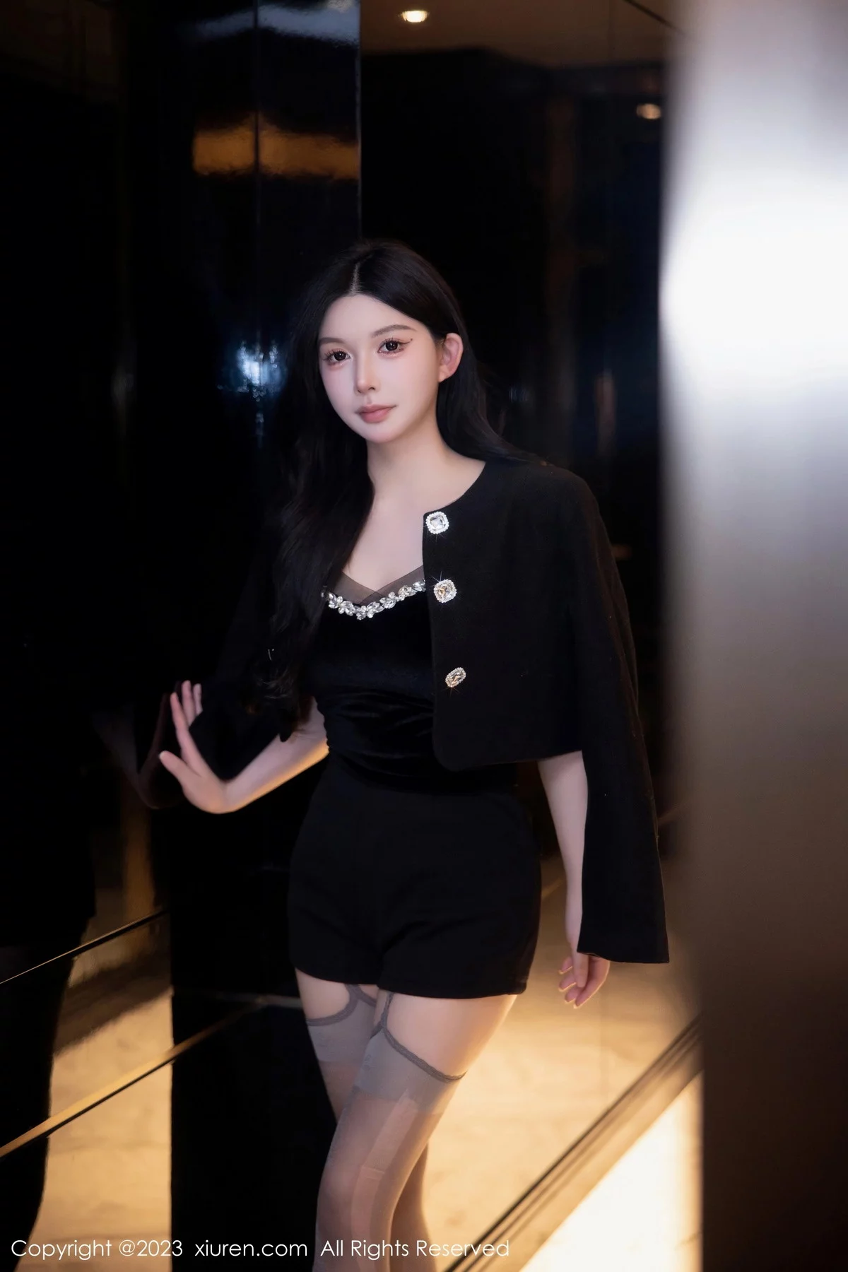 XiuRen第6317期_模特林珊珊黑色吊带短裙露轻透花色蕾丝情趣内衣撩人诱惑写真105P