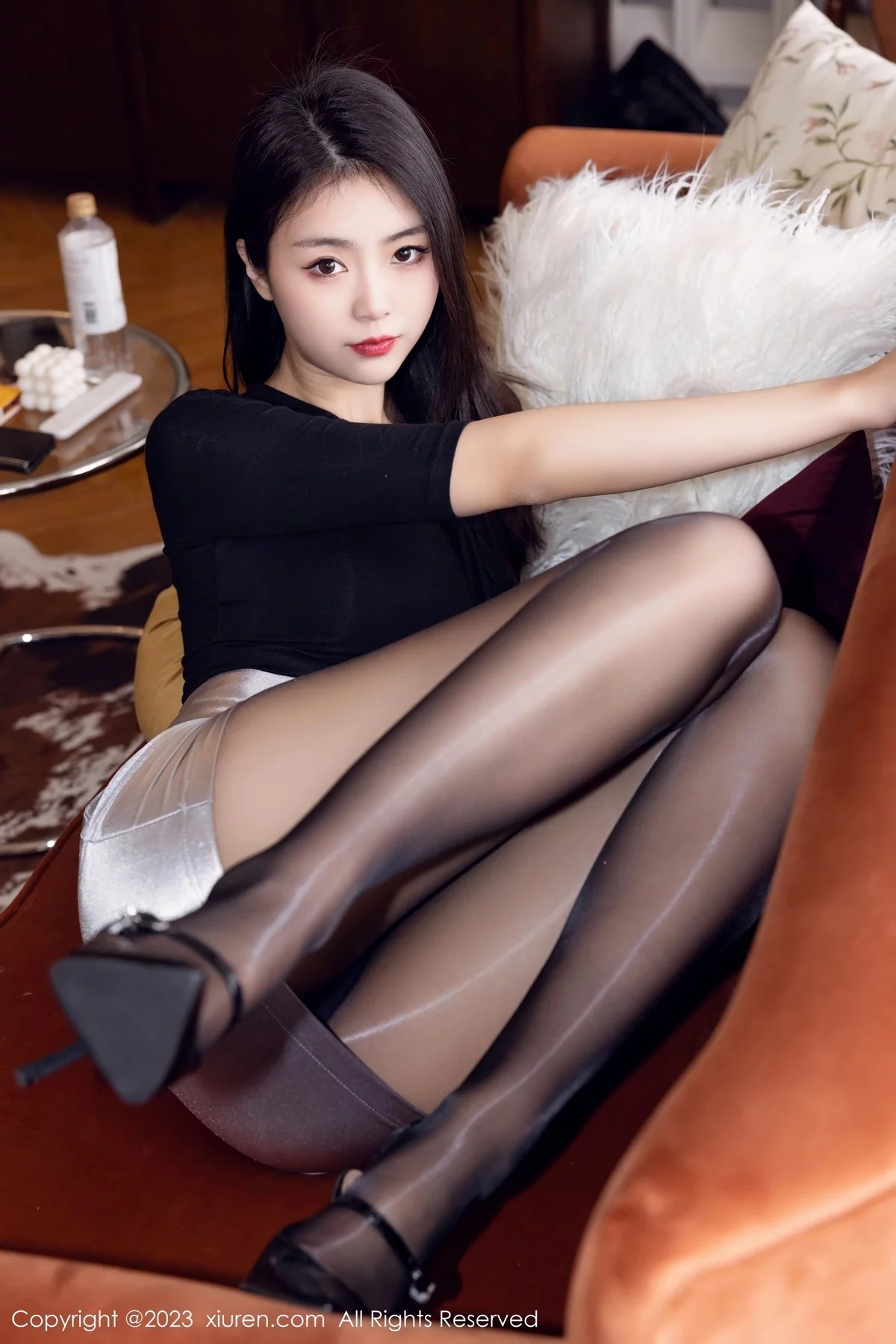 XiuRen第6493期_模特可乐Vicky性感黑上衣配银色短裙露闪亮黑丝秀美腿诱惑写真70P