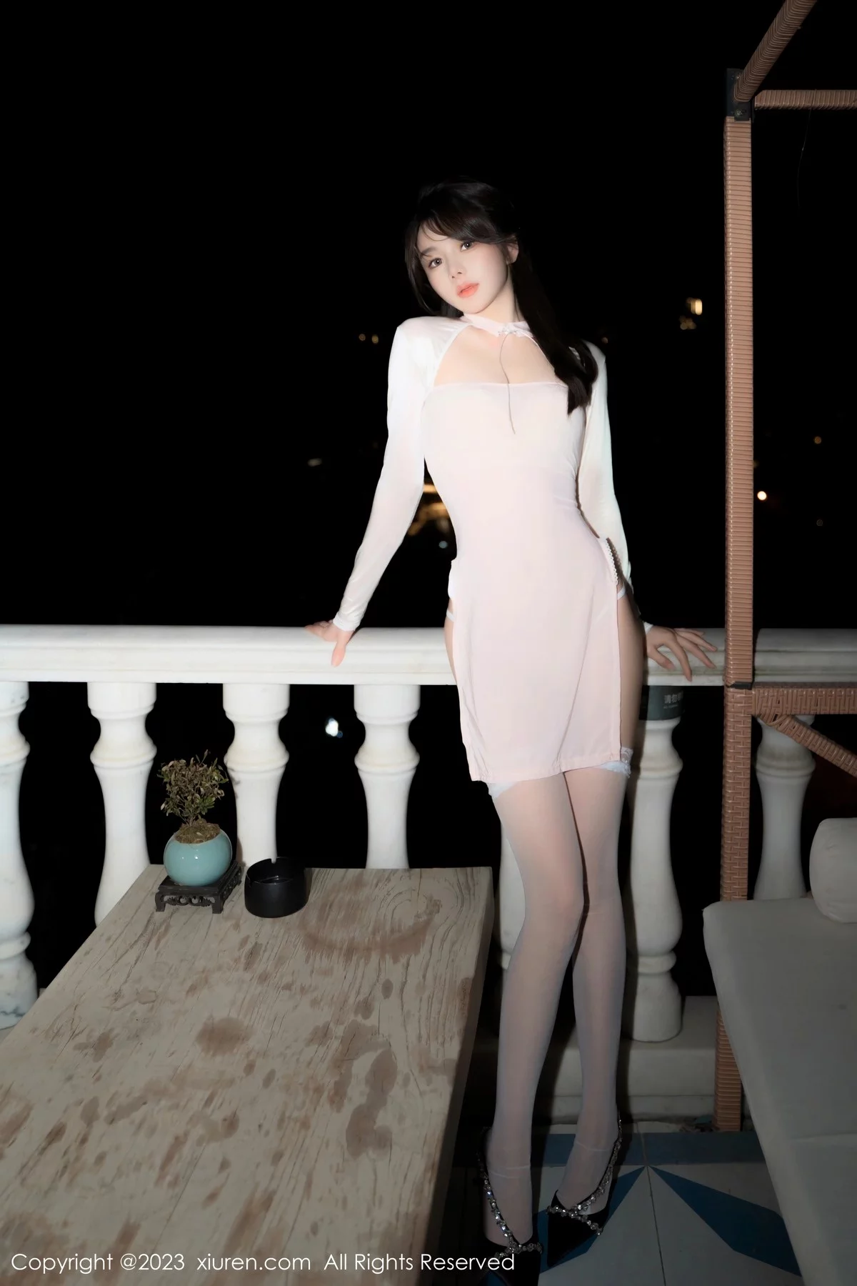 XiuRen第6489期_模特婠婠么性感粉色连身短裙配白色蕾丝袜秀曼妙身姿诱惑写真66P