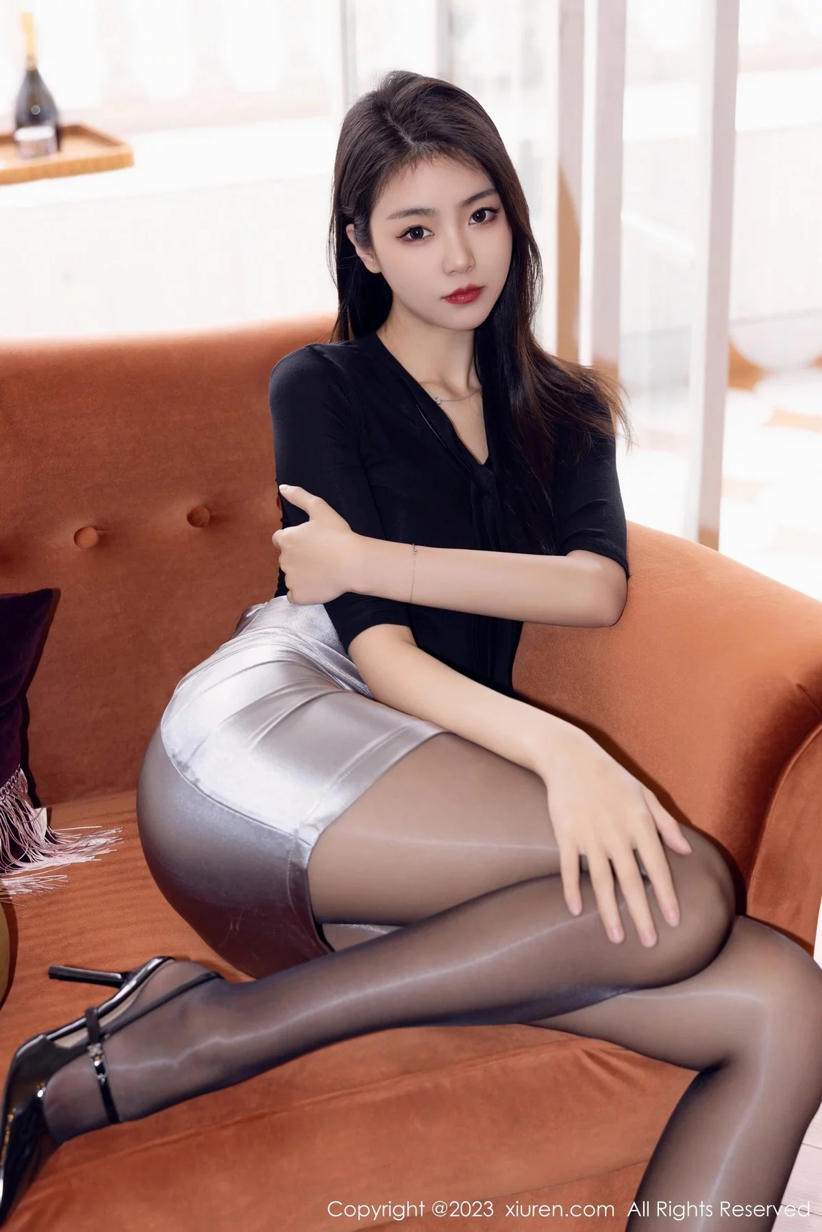XiuRen第6493期_模特可乐Vicky性感黑上衣配银色短裙露闪亮黑丝秀美腿诱惑写真70P