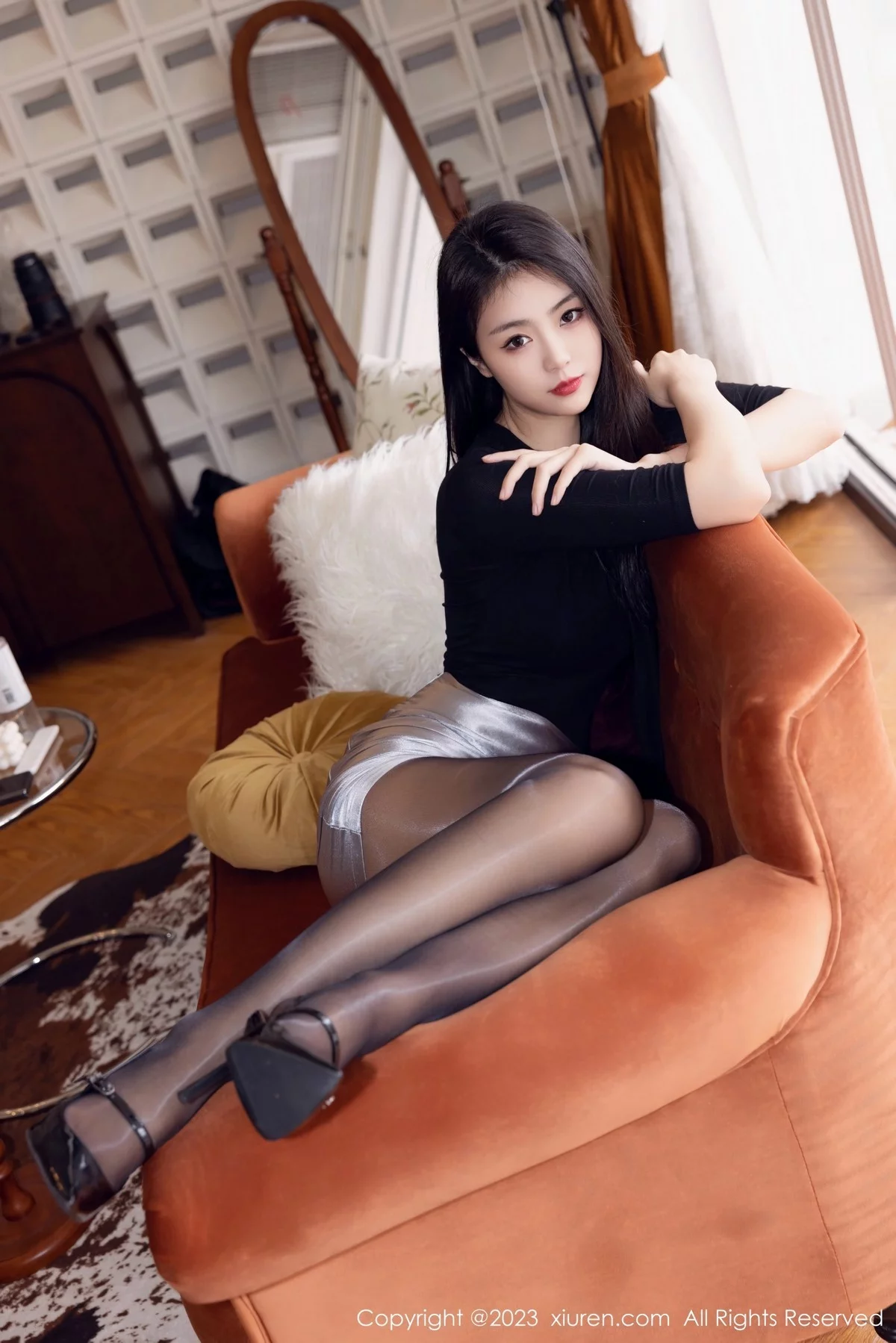 XiuRen第6493期_模特可乐Vicky性感黑上衣配银色短裙露闪亮黑丝秀美腿诱惑写真70P