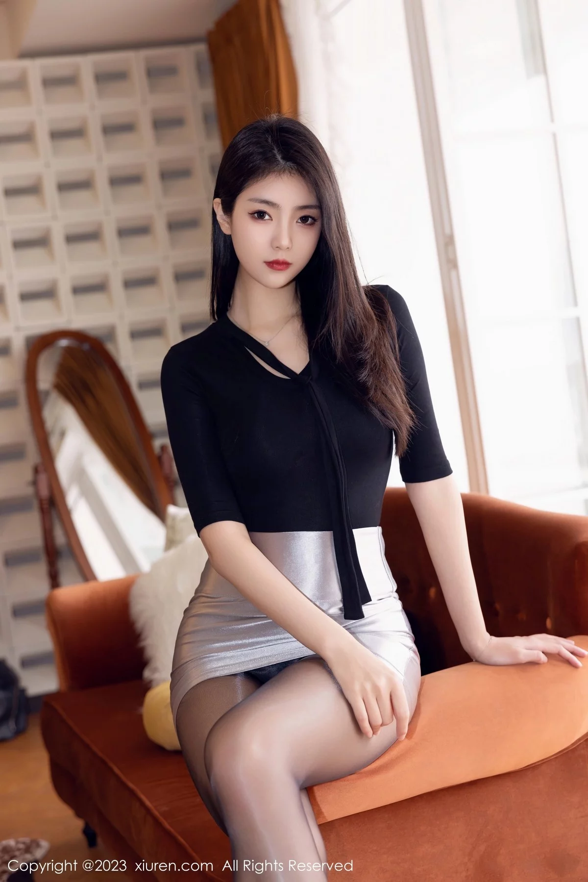 XiuRen第6493期_模特可乐Vicky性感黑上衣配银色短裙露闪亮黑丝秀美腿诱惑写真70P