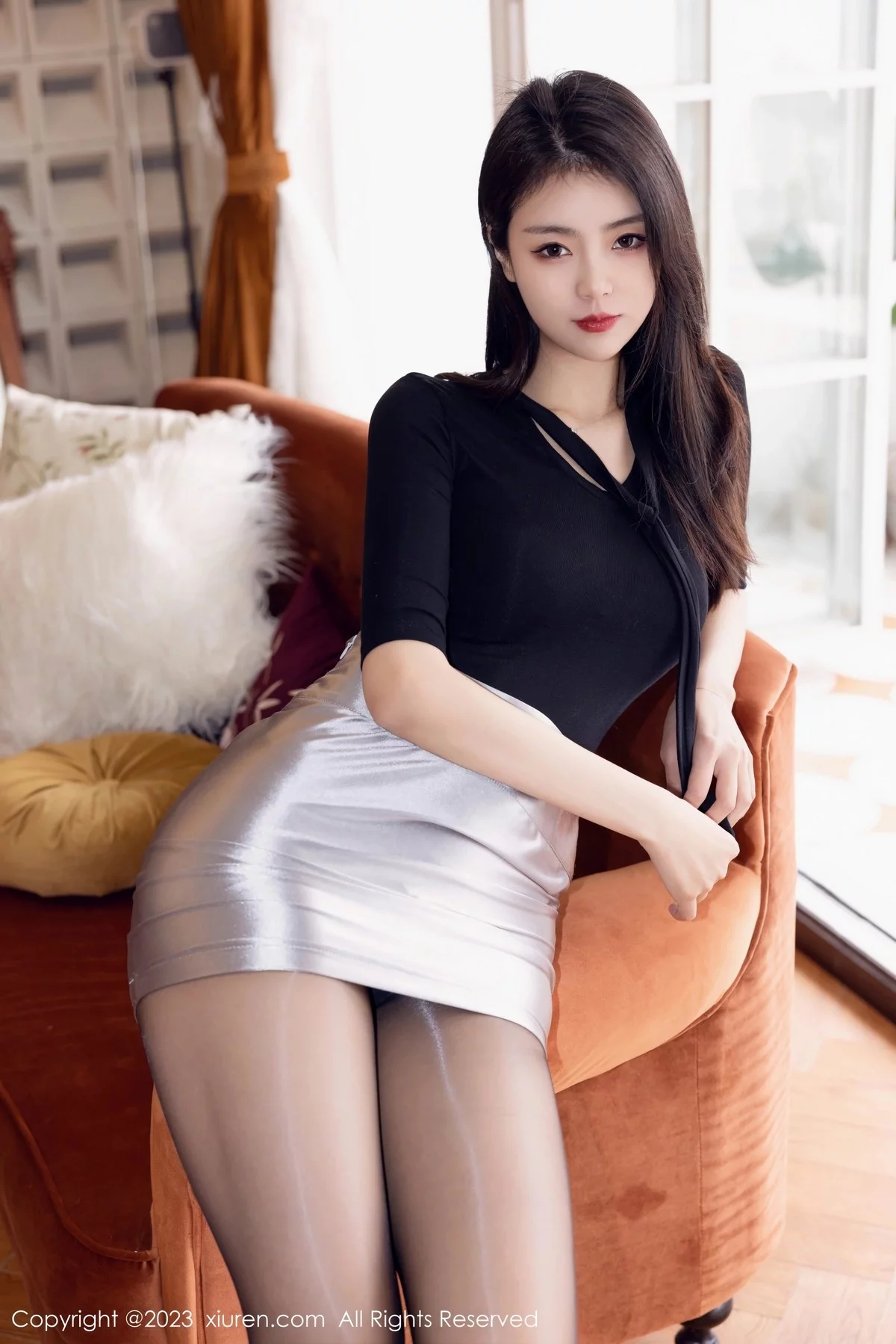 XiuRen第6493期_模特可乐Vicky性感黑上衣配银色短裙露闪亮黑丝秀美腿诱惑写真70P