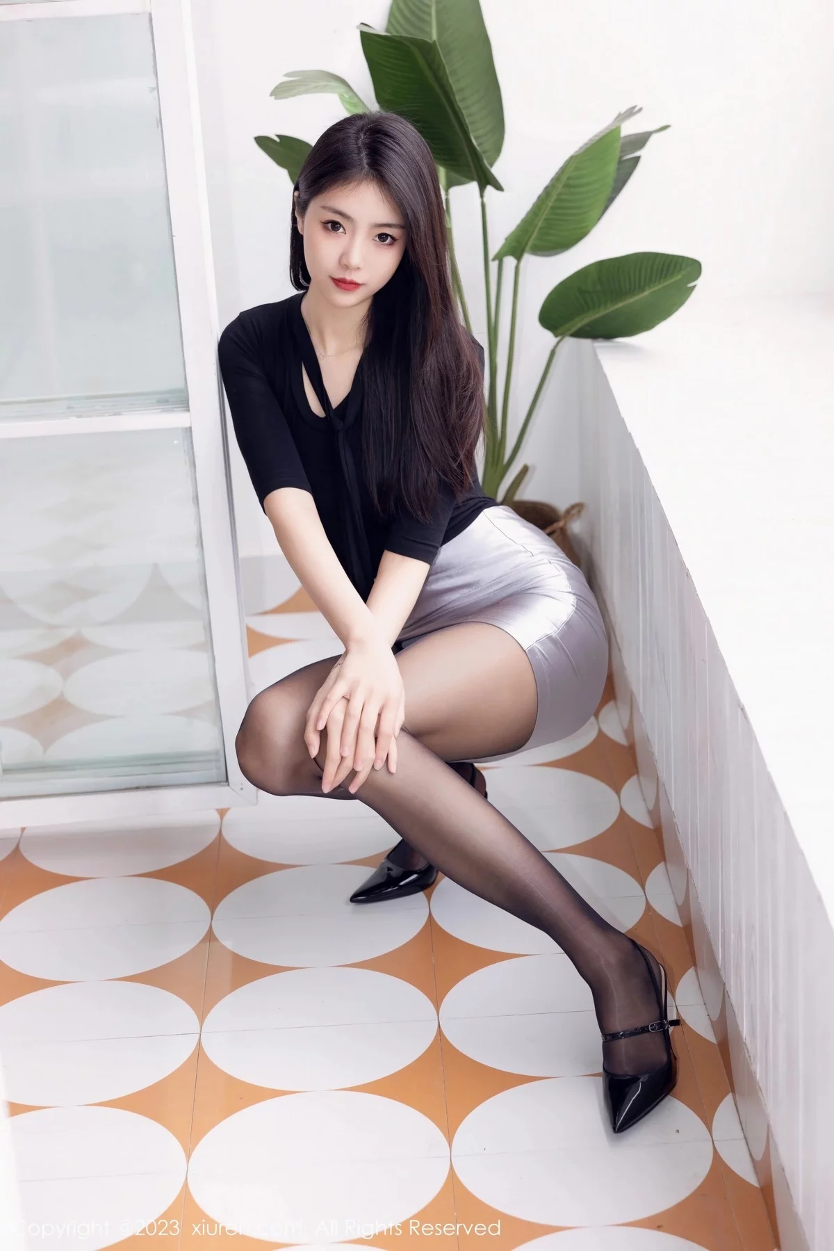 XiuRen第6493期_模特可乐Vicky性感黑上衣配银色短裙露闪亮黑丝秀美腿诱惑写真70P