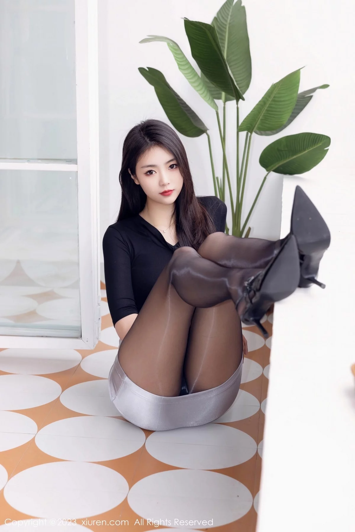 XiuRen第6493期_模特可乐Vicky性感黑上衣配银色短裙露闪亮黑丝秀美腿诱惑写真70P